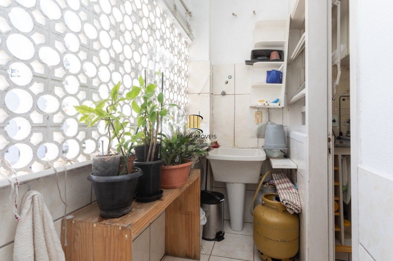 Amplo Apartamento de 3 Dormitórios com Churrasqueira no Bairro Floresta