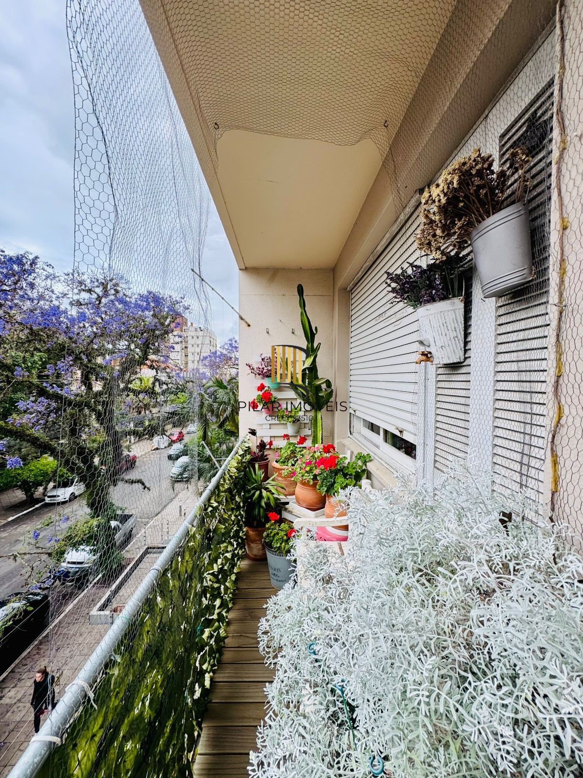 Bom Fim. Apartamento 3 dormitórios com living estendido.