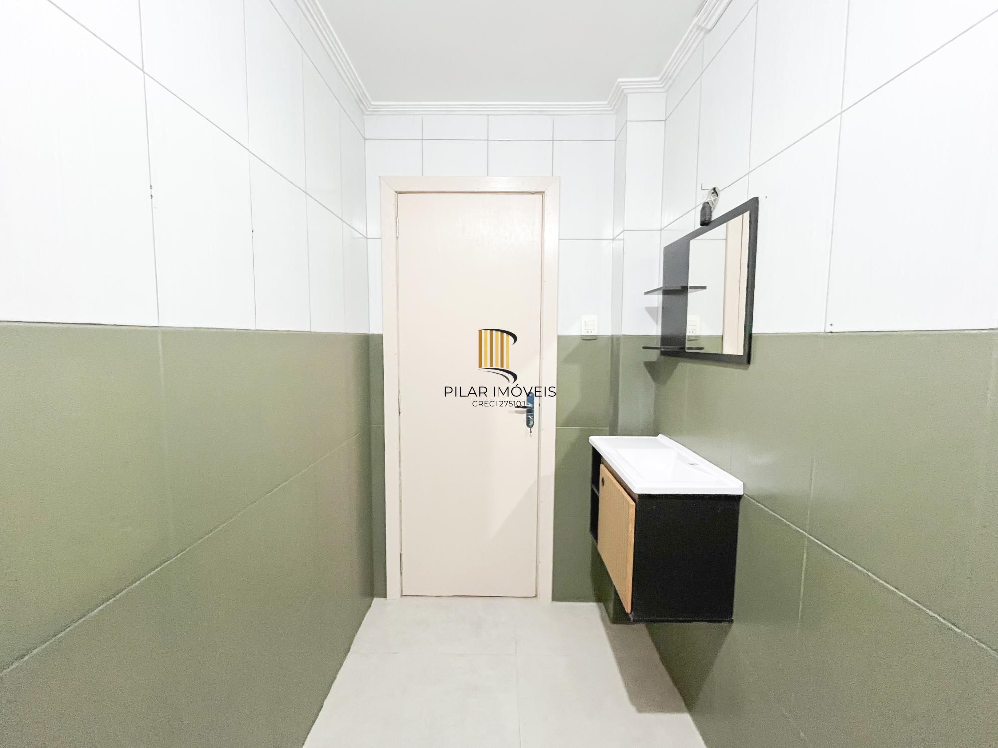 Apartamento 2 dormitórios com pátio no bairro Navegantes, em Porto Alegre.