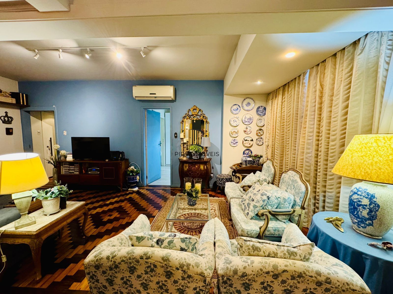 Bom Fim. Apartamento 3 dormitórios com living estendido.