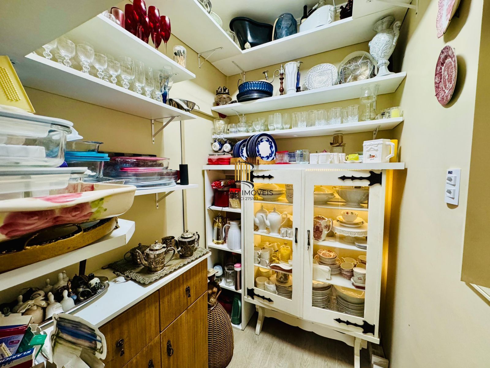 Bom Fim. Apartamento 3 dormitórios com living estendido.