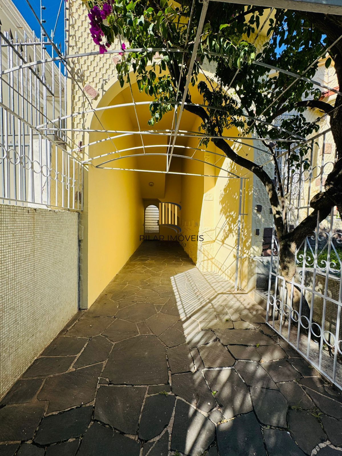 Casa Ampla com Pátio e Excelente Localização no Petrópolis