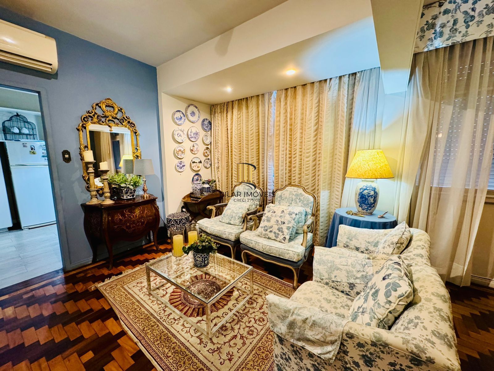 Bom Fim. Apartamento 3 dormitórios com living estendido.