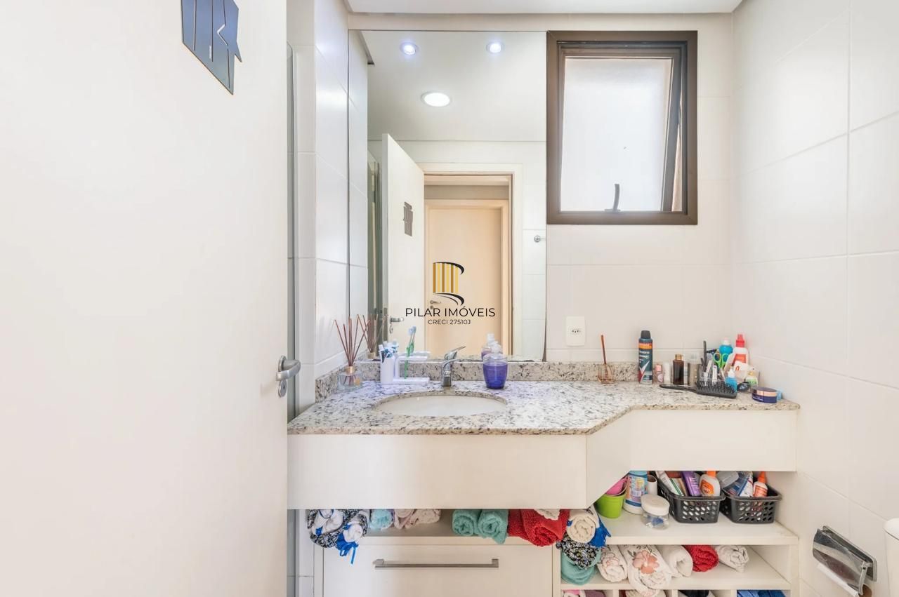 Apartamento de 2 dormitórios 1 suíte e 2 vagas no Petrópolis.