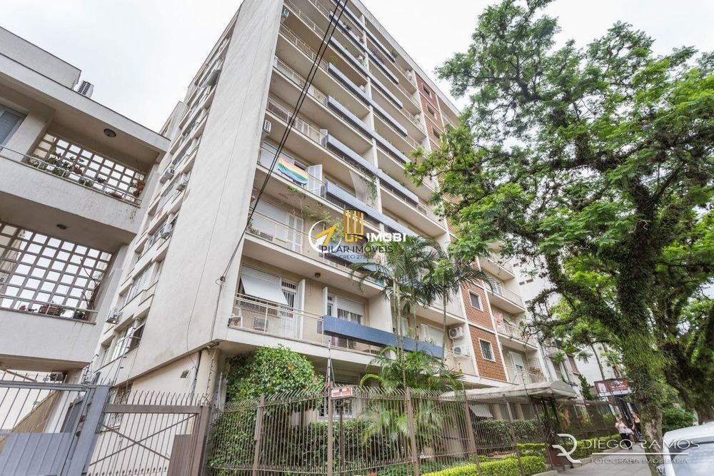 Bom Fim. Apartamento 3 dormitórios com living estendido.