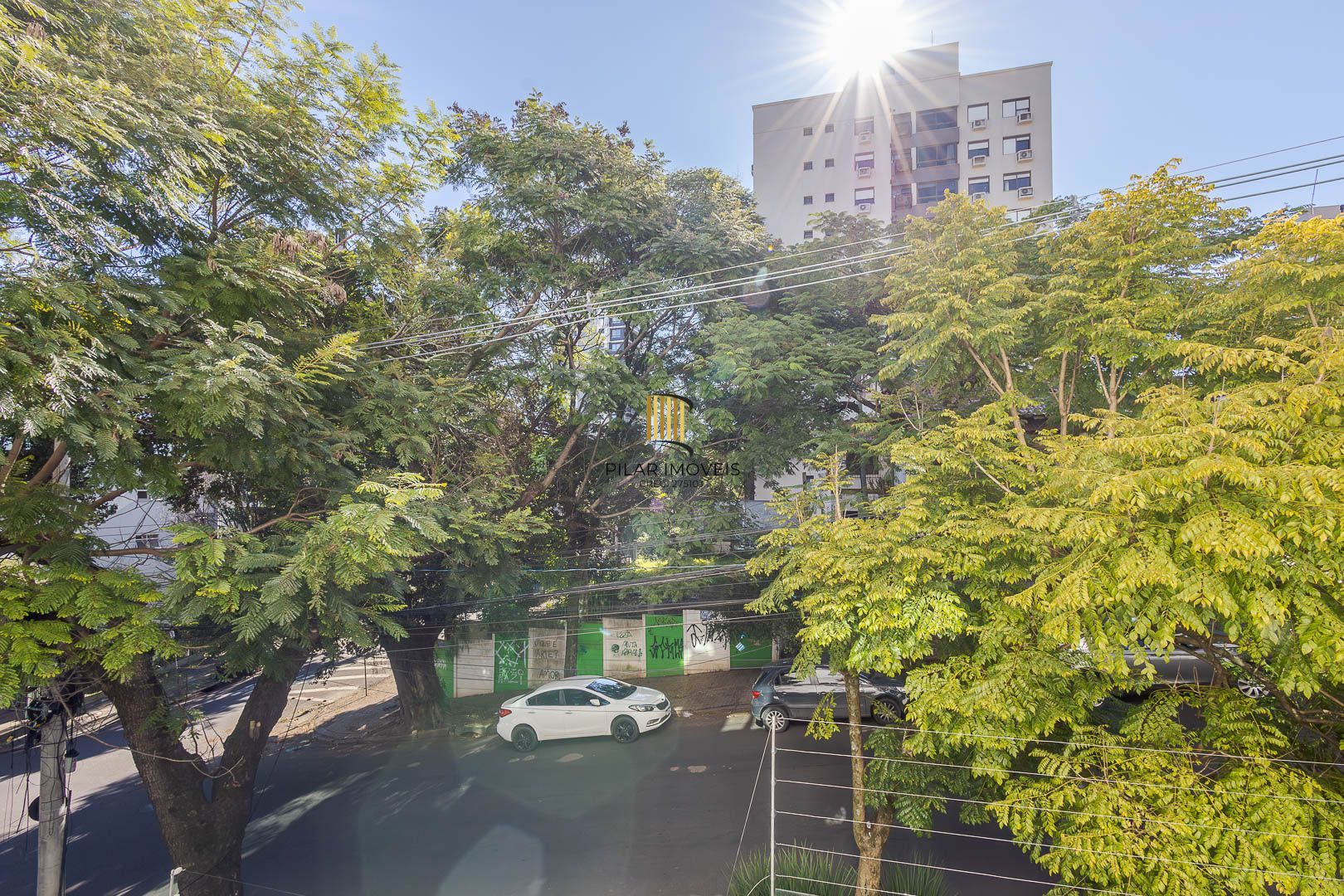 No Bairro Petrópolis 4 dormitórios, 2 suites, lareira e churrasqueira com 3 vagas