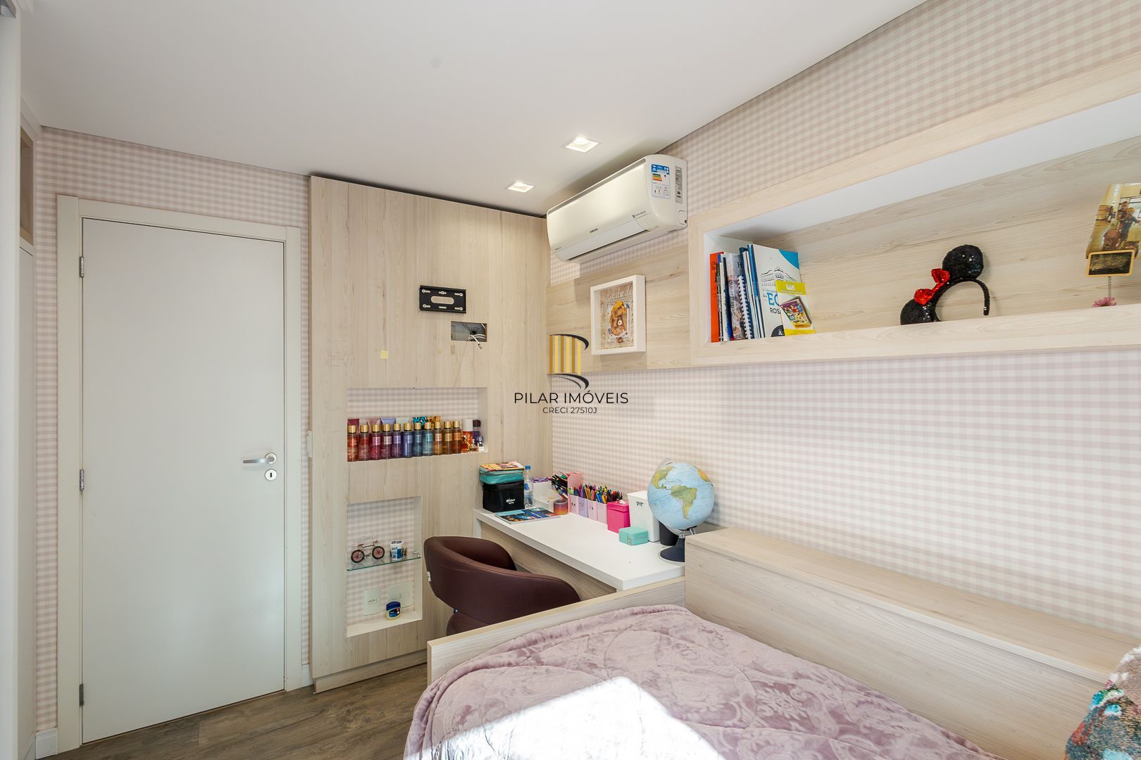 No Bairro Petrópolis 4 dormitórios, 2 suites, lareira e churrasqueira com 3 vagas
