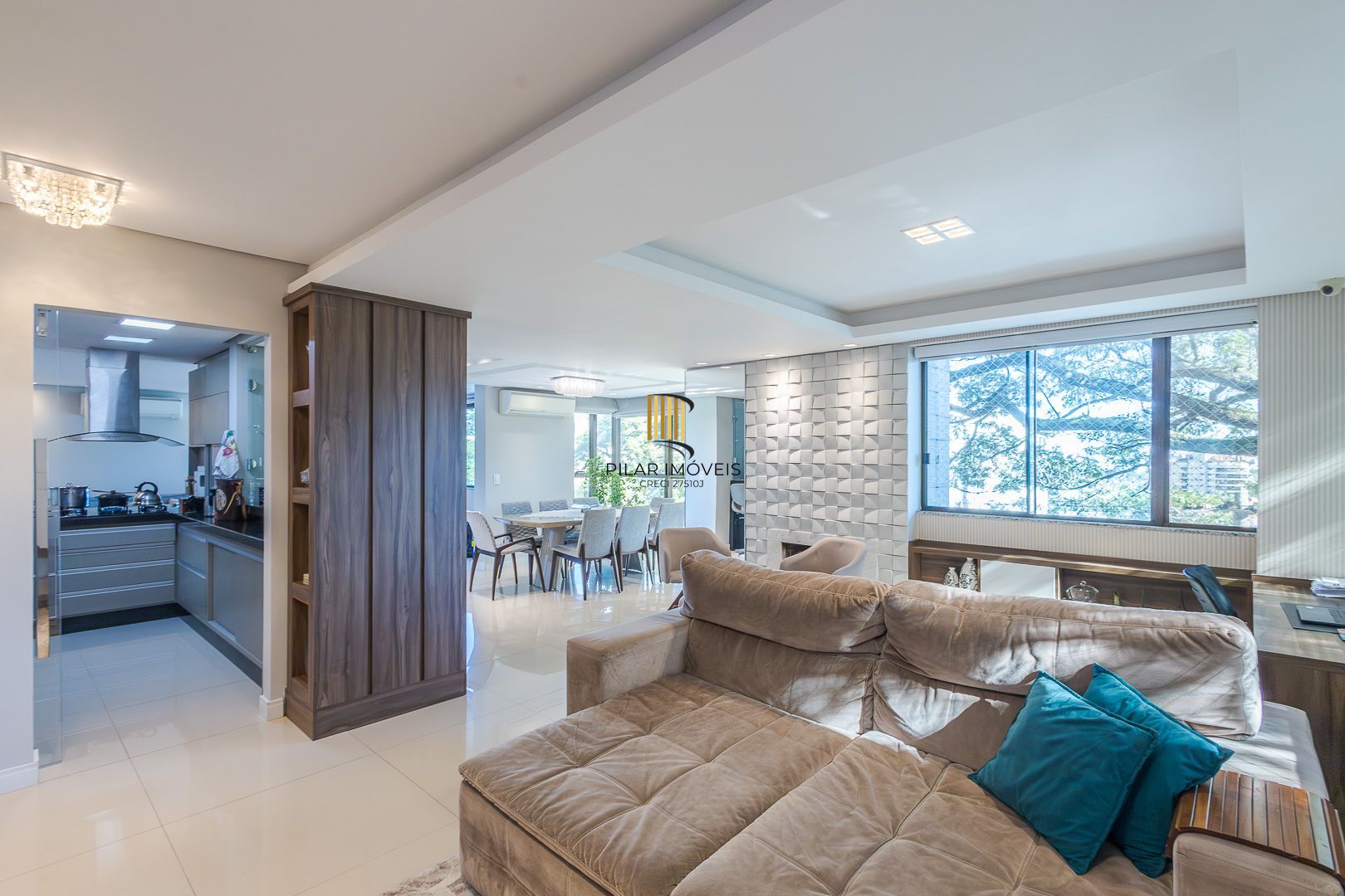 No Bairro Petrópolis 4 dormitórios, 2 suites, lareira e churrasqueira com 3 vagas