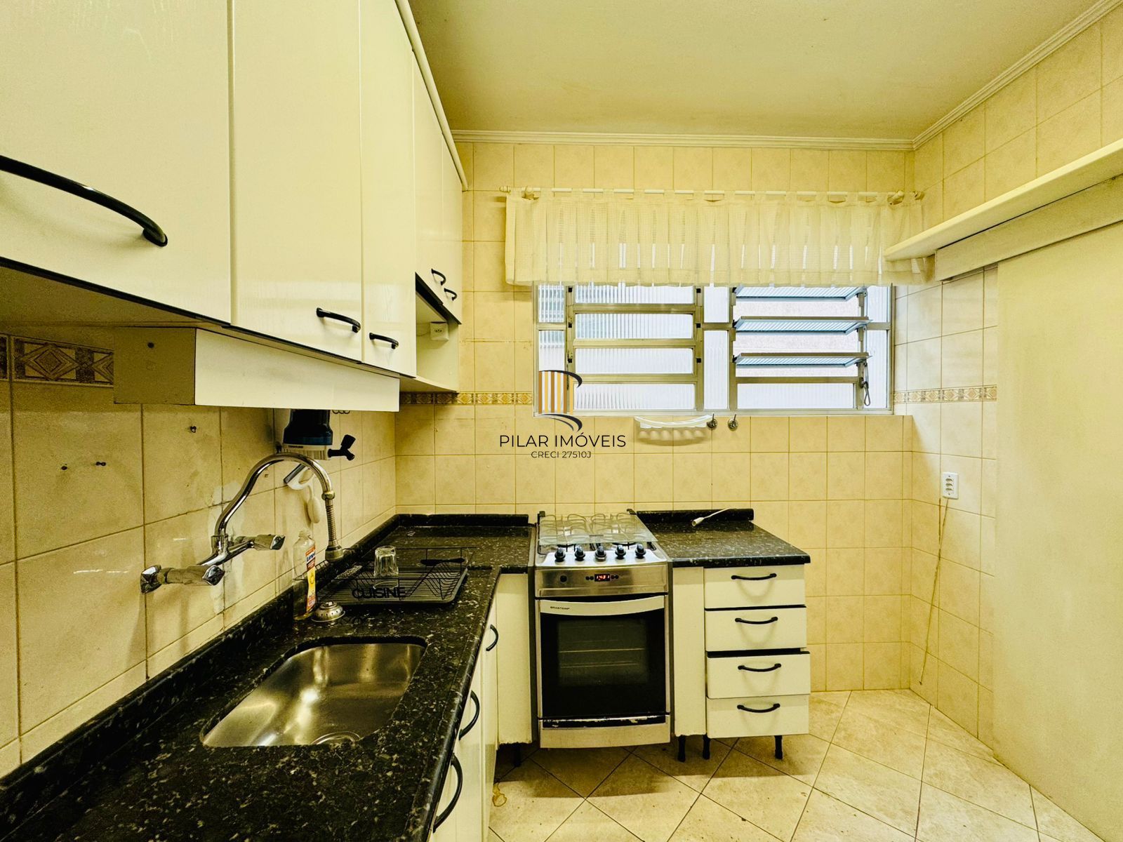 Bom Fim. Apartamento 3 dormitórios com living estendido.