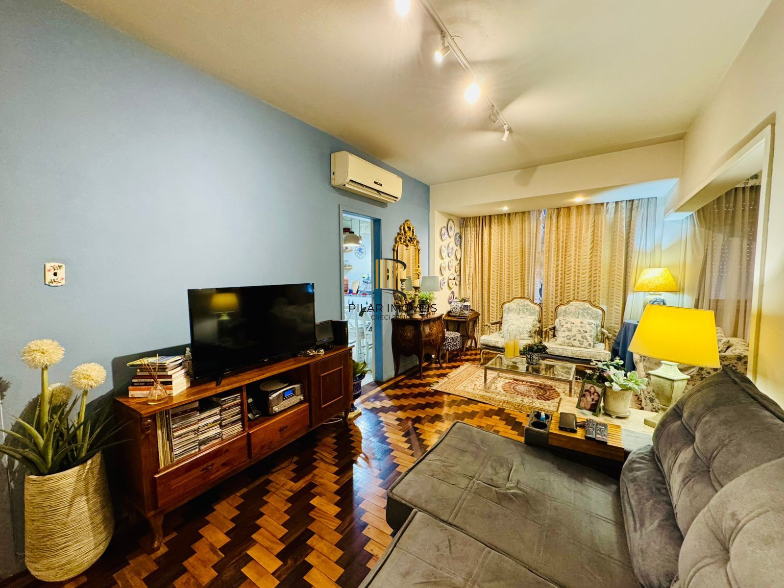 Bom Fim. Apartamento 3 dormitórios com living estendido.