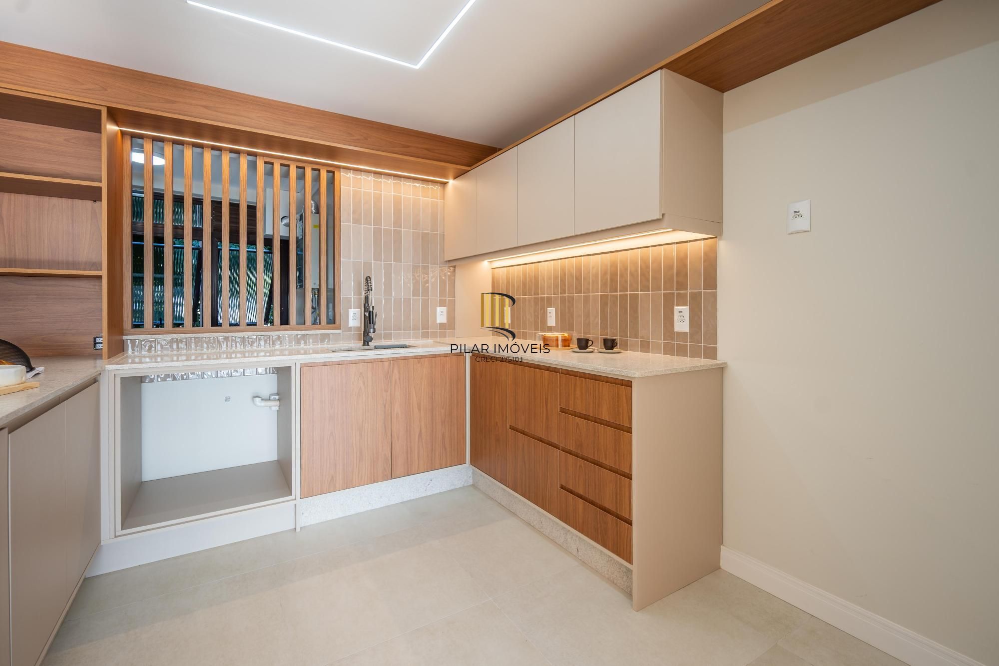 Apartamento com 3 suítes com vista e totalmente reforamdo no Moinhos de Vento