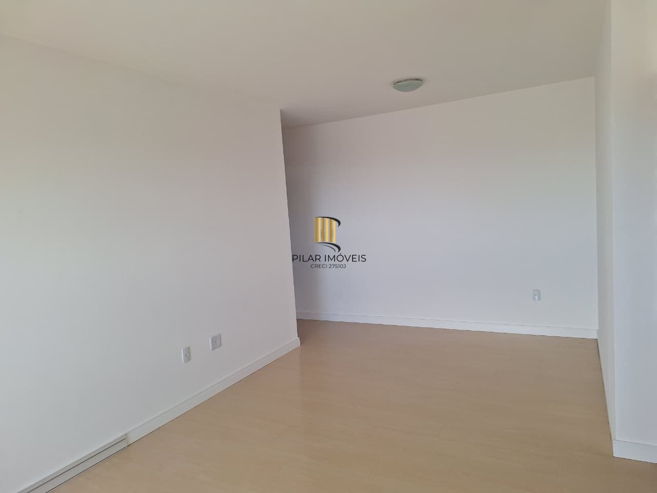 Amplo apartamento de 2D com suíte e vaga