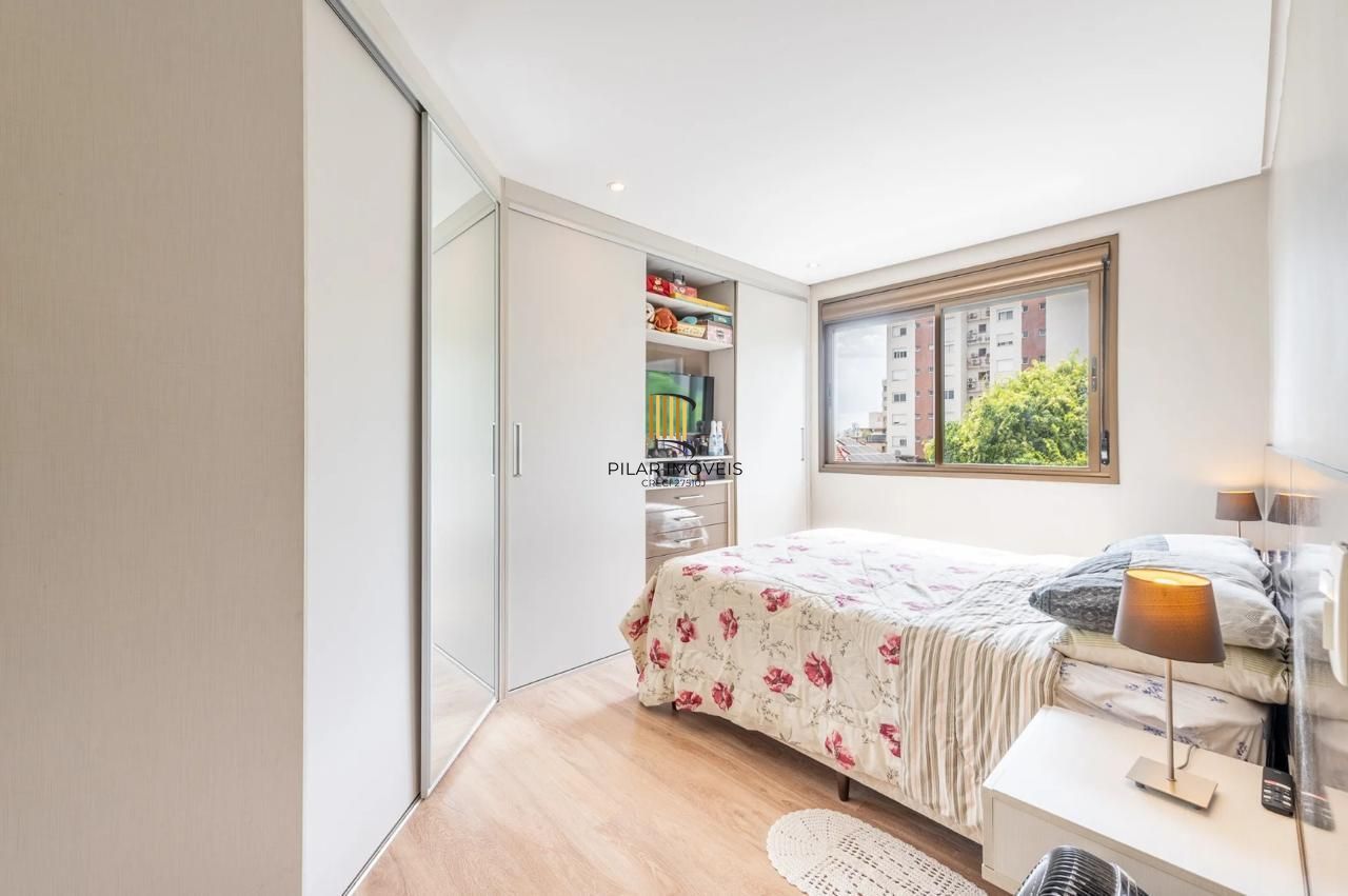 Apartamento de 2 dormitórios 1 suíte e 2 vagas no Petrópolis.