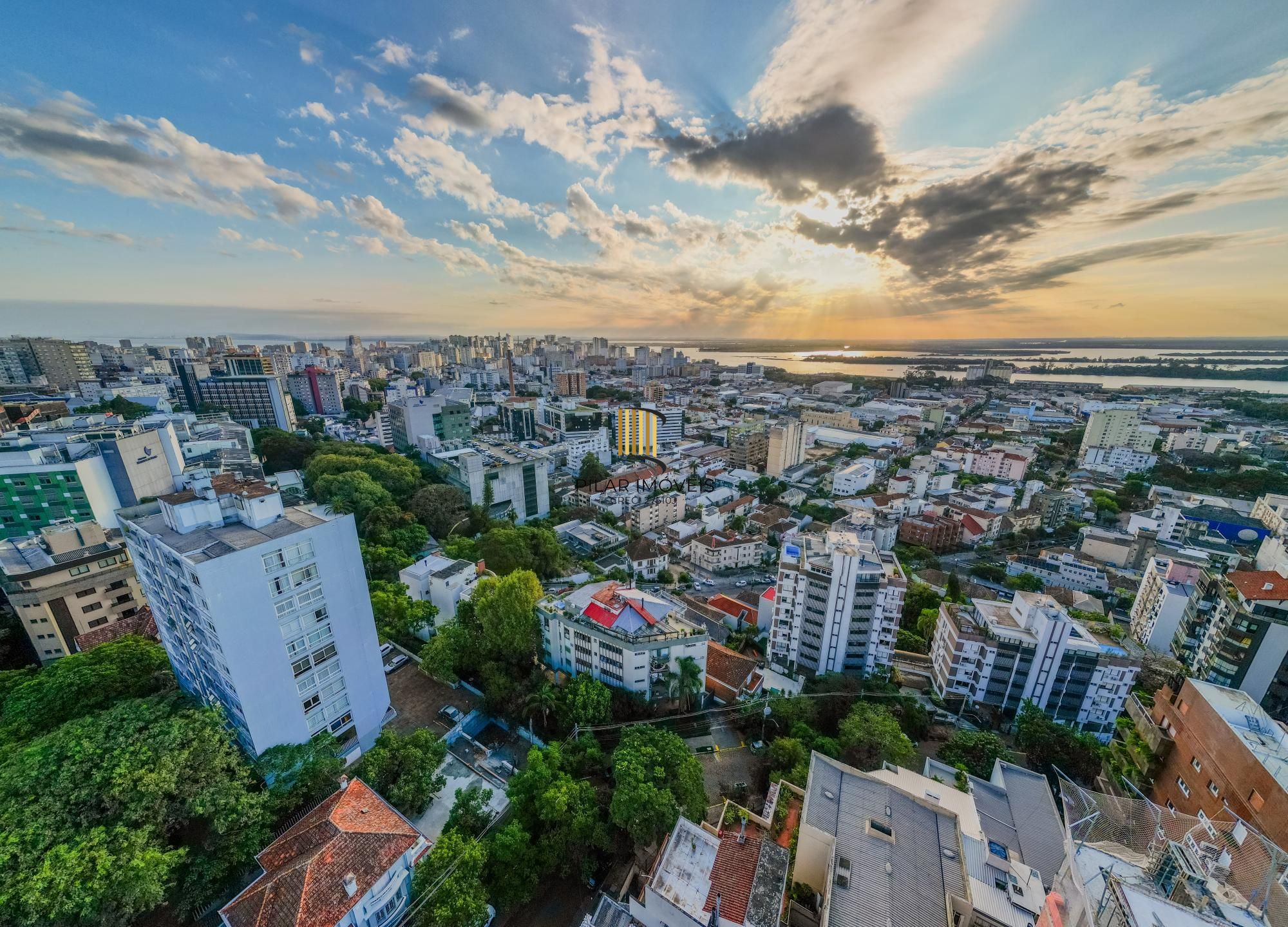 Apartamento com 3 suítes com vista e totalmente reforamdo no Moinhos de Vento