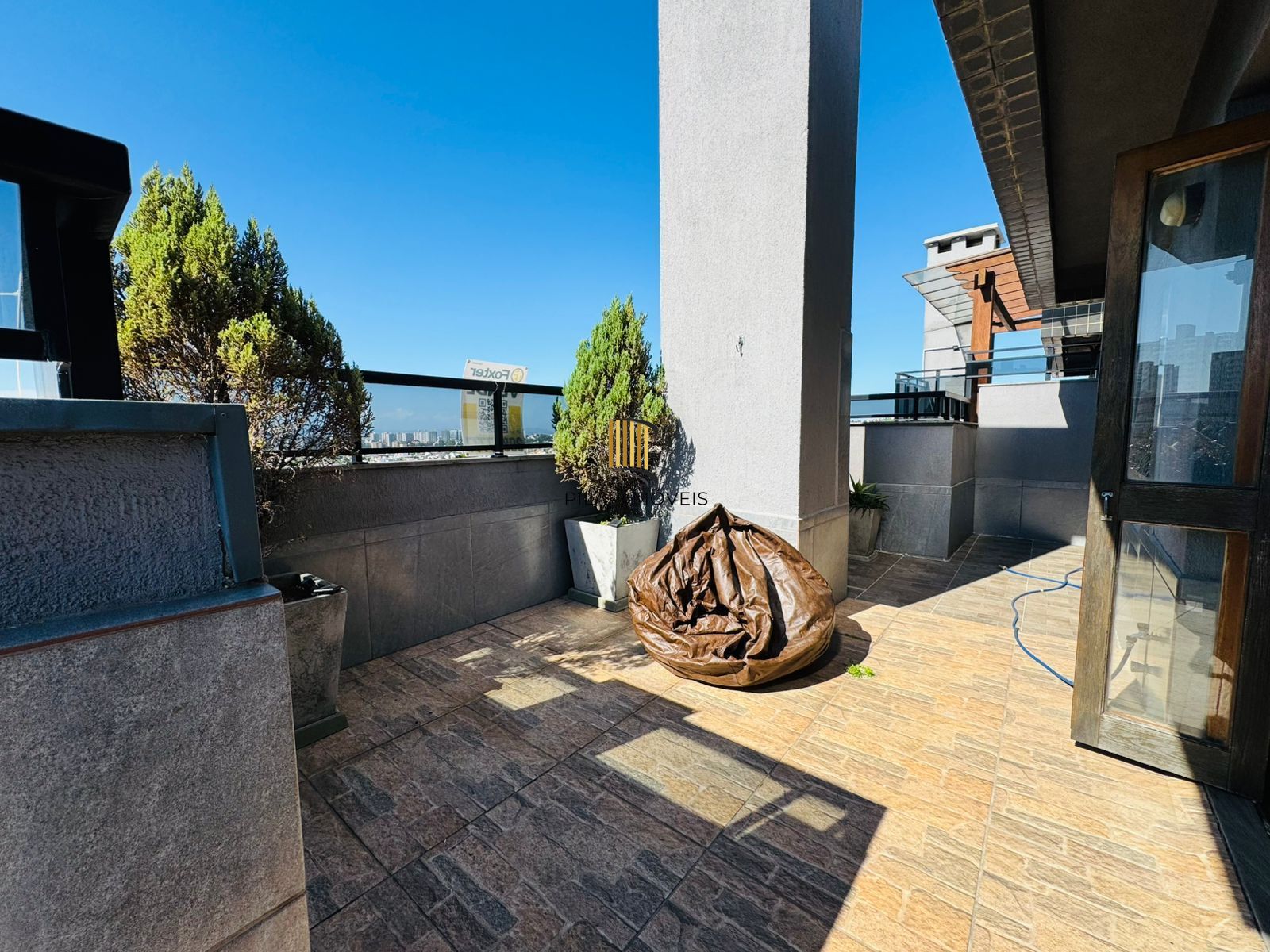 Cobertura com Terraço, Vista Livre e Porteira Fechada na Av. Protásio Alves