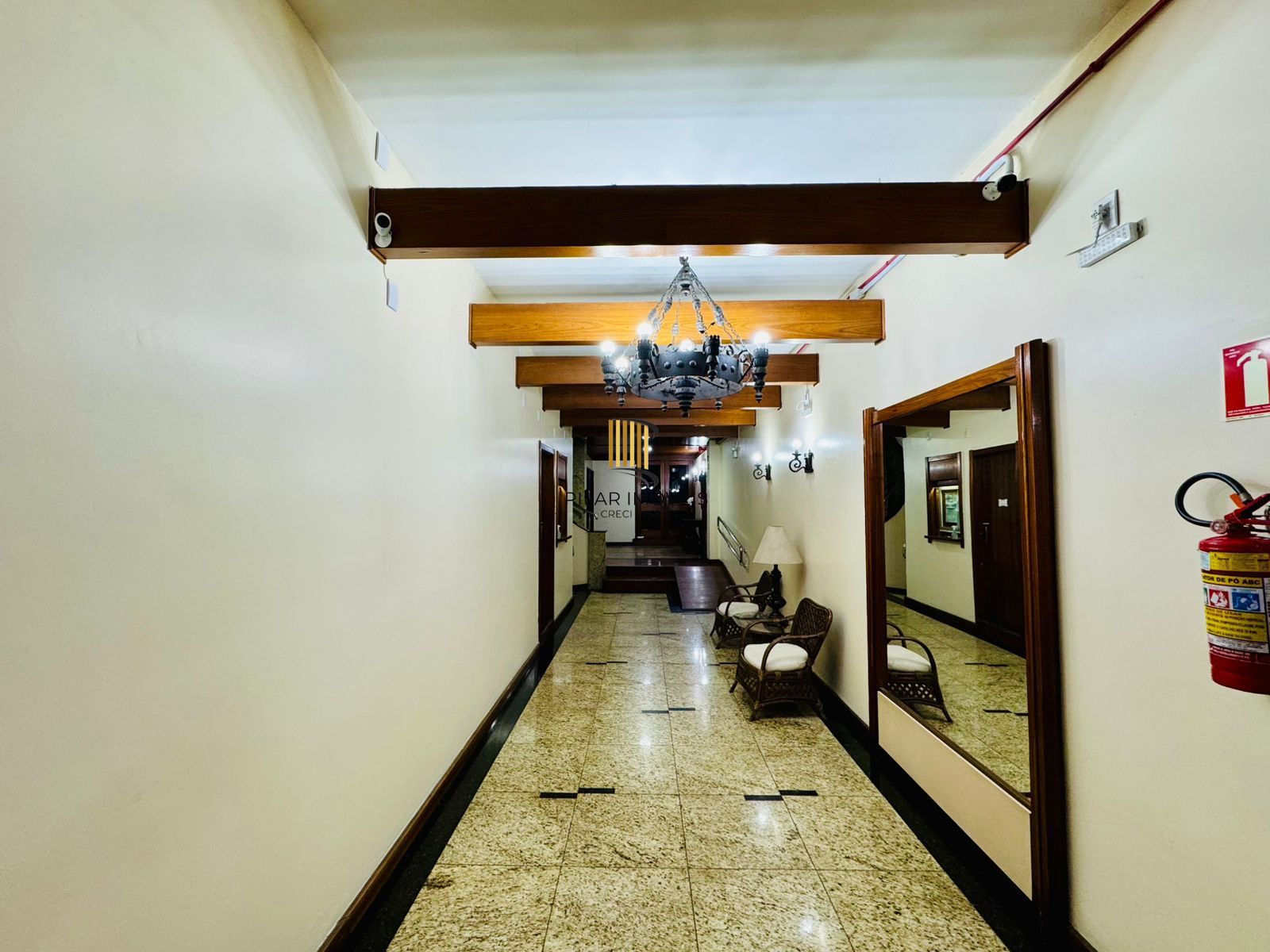 Morar perto de tudo, 3 dormitórios, reformado e mobiliado, com elevador e vaga.