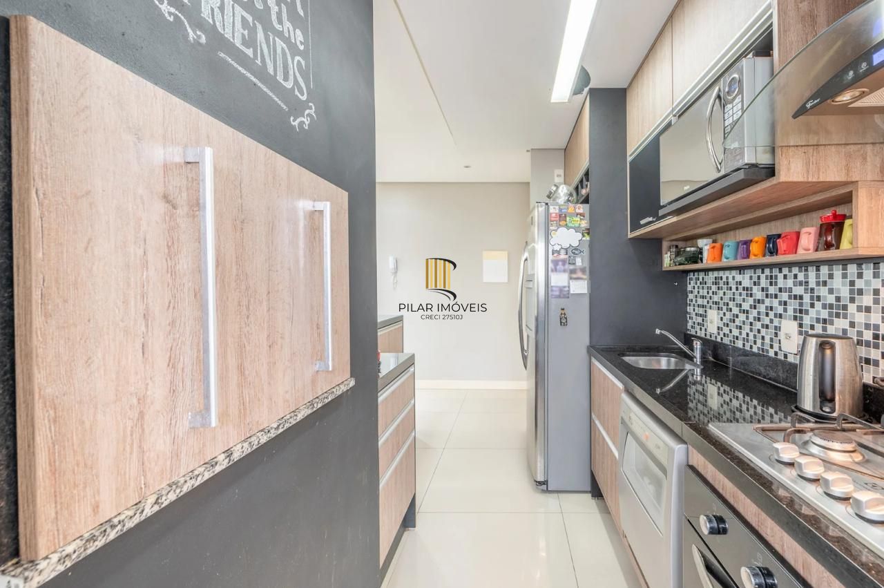 Apartamento de 2 dormitórios 1 suíte e 2 vagas no Petrópolis.