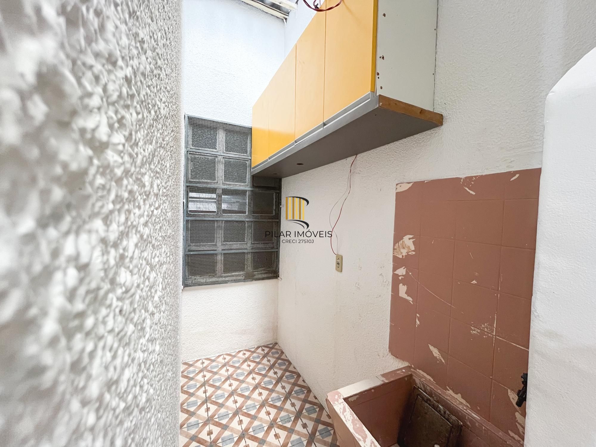 Apartamento 2 dormitórios com pátio no bairro Navegantes, em Porto Alegre.
