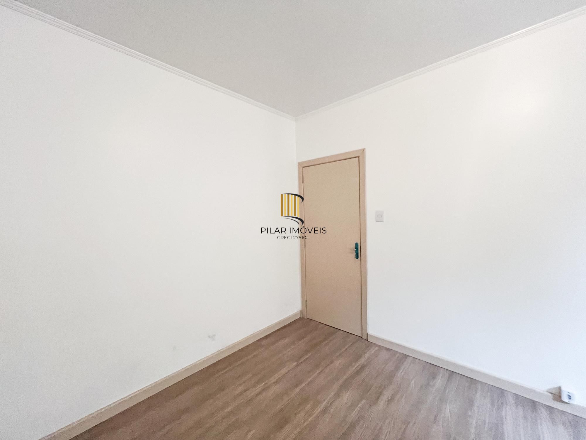 Apartamento 2 dormitórios com pátio no bairro Navegantes, em Porto Alegre.