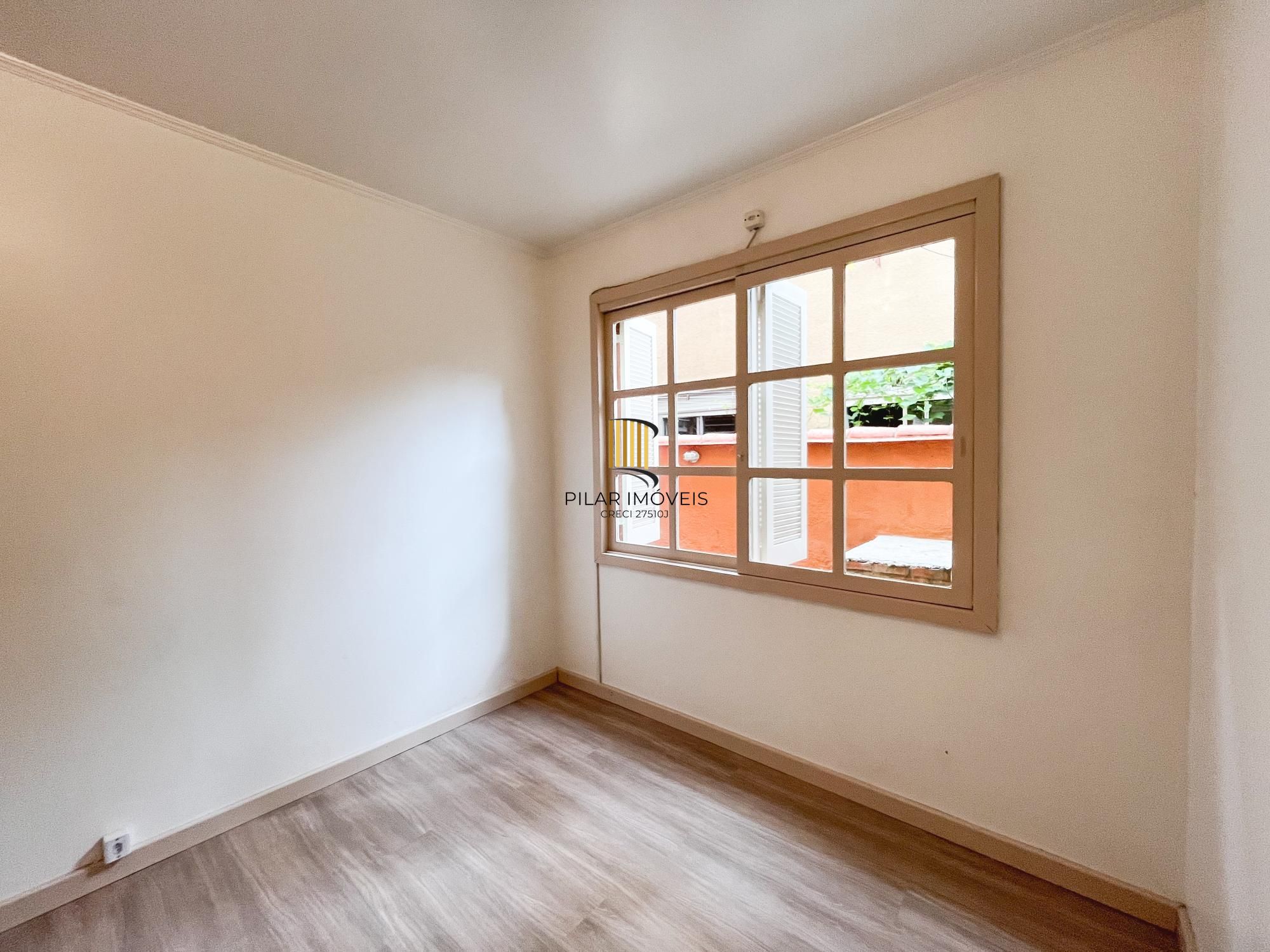 Apartamento 2 dormitórios com pátio no bairro Navegantes, em Porto Alegre.