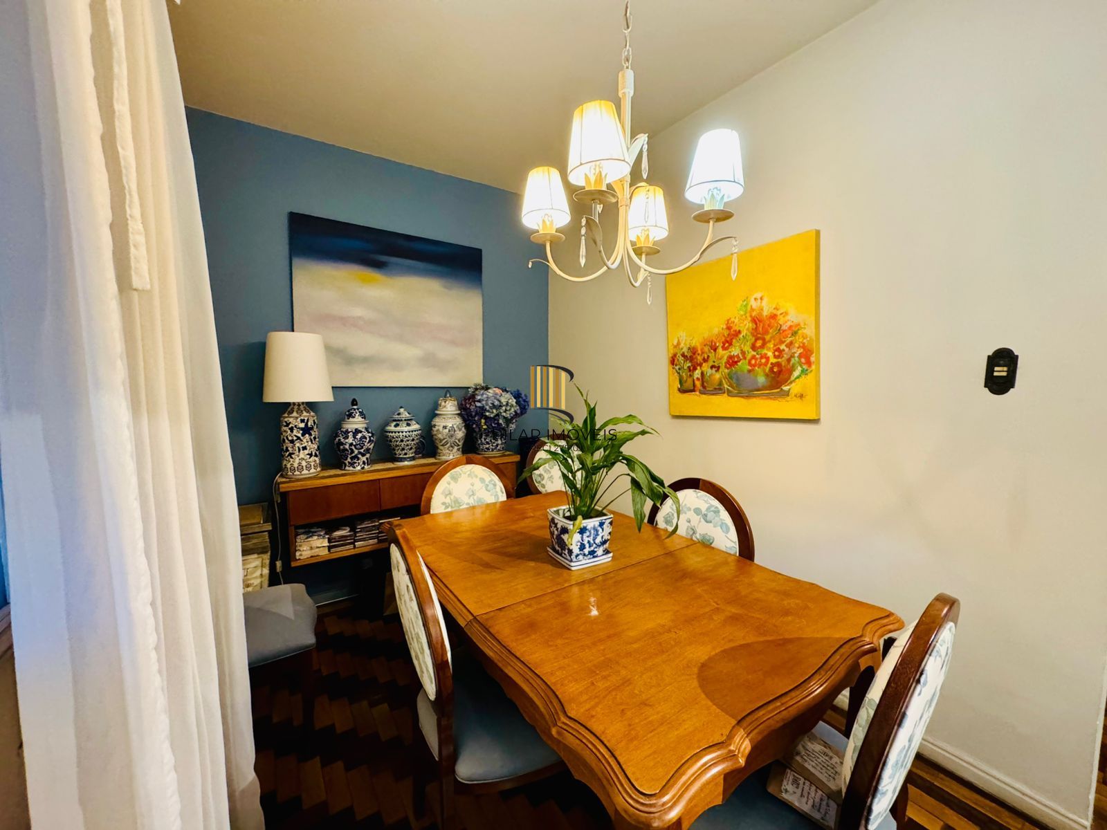 Bom Fim. Apartamento 3 dormitórios com living estendido.