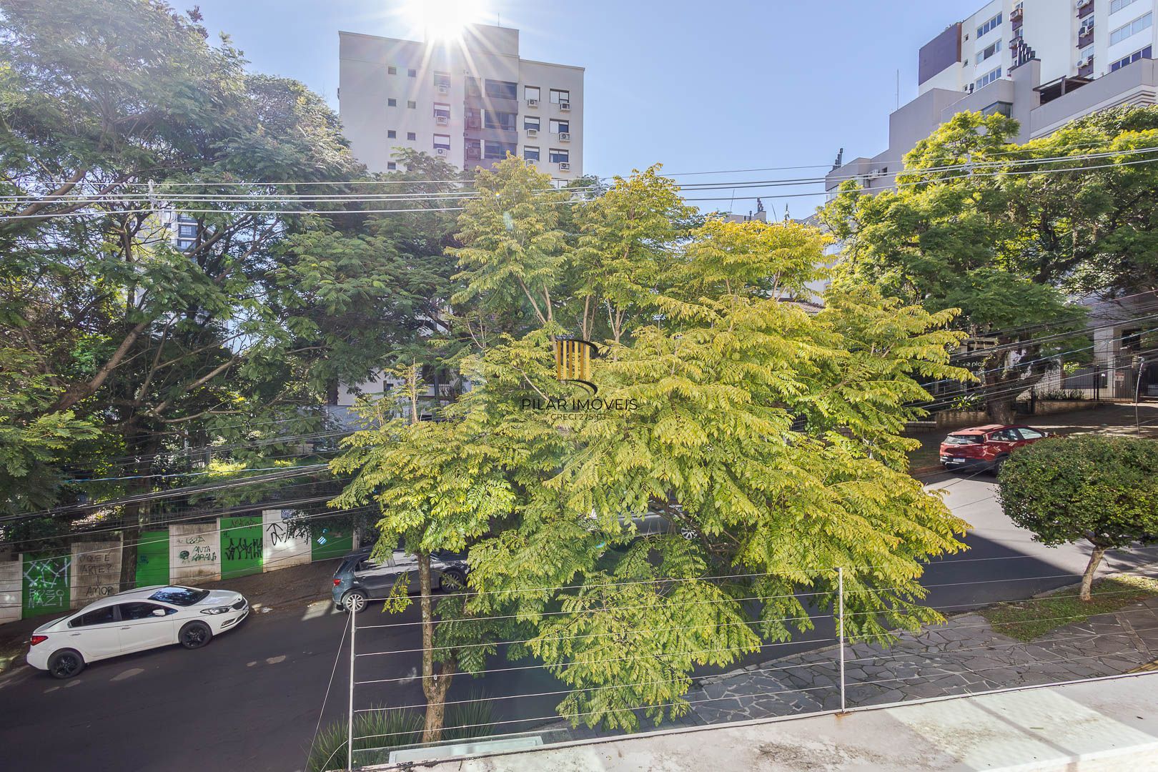 No Bairro Petrópolis 4 dormitórios, 2 suites, lareira e churrasqueira com 3 vagas