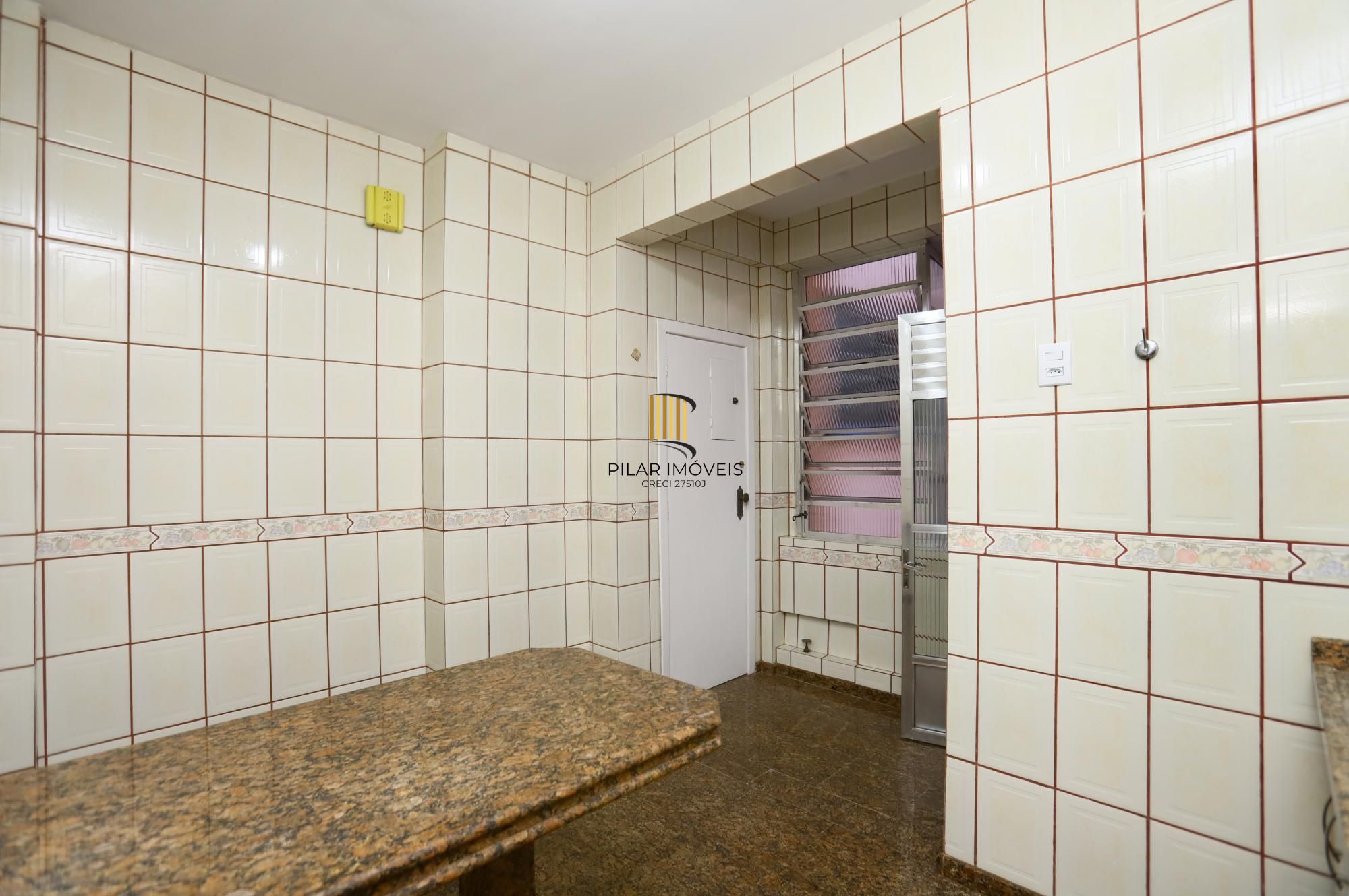 3 dormitórios com 94 privativos com sacada, sol leste, possui 1 vaga