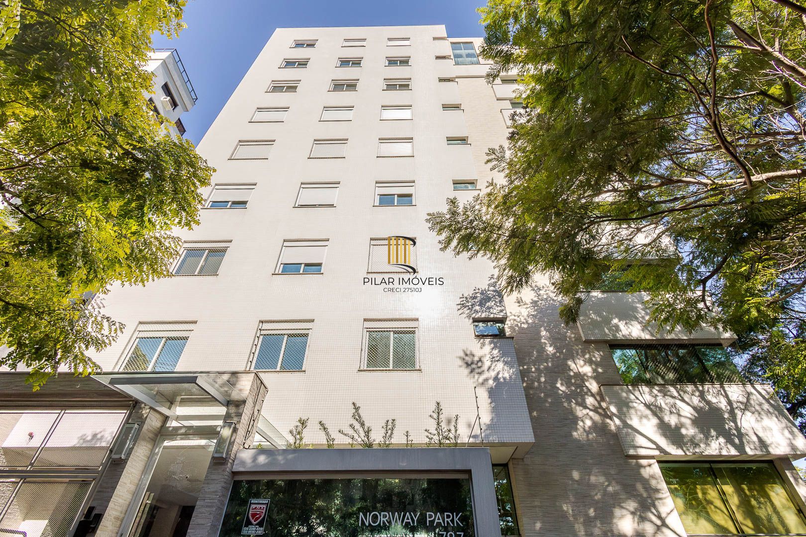 No Bairro Petrópolis 4 dormitórios, 2 suites, lareira e churrasqueira com 3 vagas