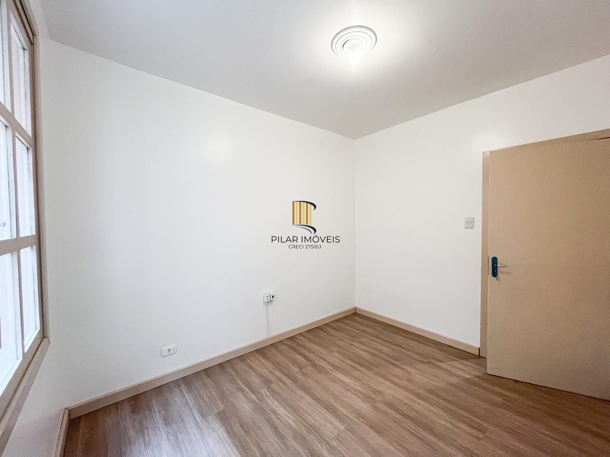 Apartamento 2 dormitórios com pátio no bairro Navegantes, em Porto Alegre.