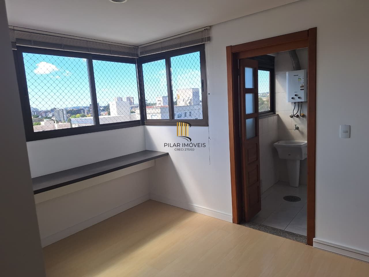 Amplo apartamento de 2D com suíte e vaga