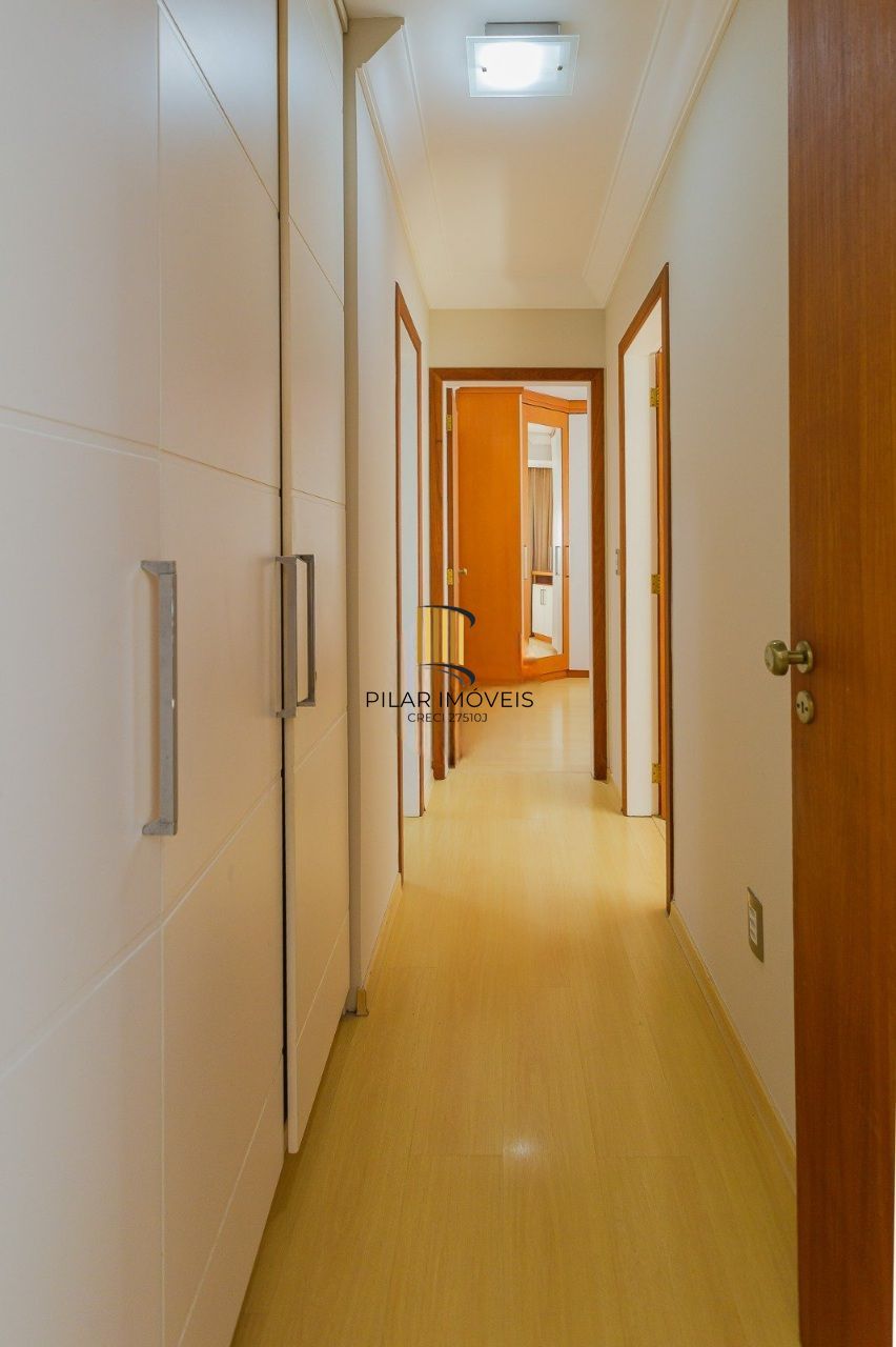 Cobertura charmosa com terraço e 2 vagas no Petrópolis