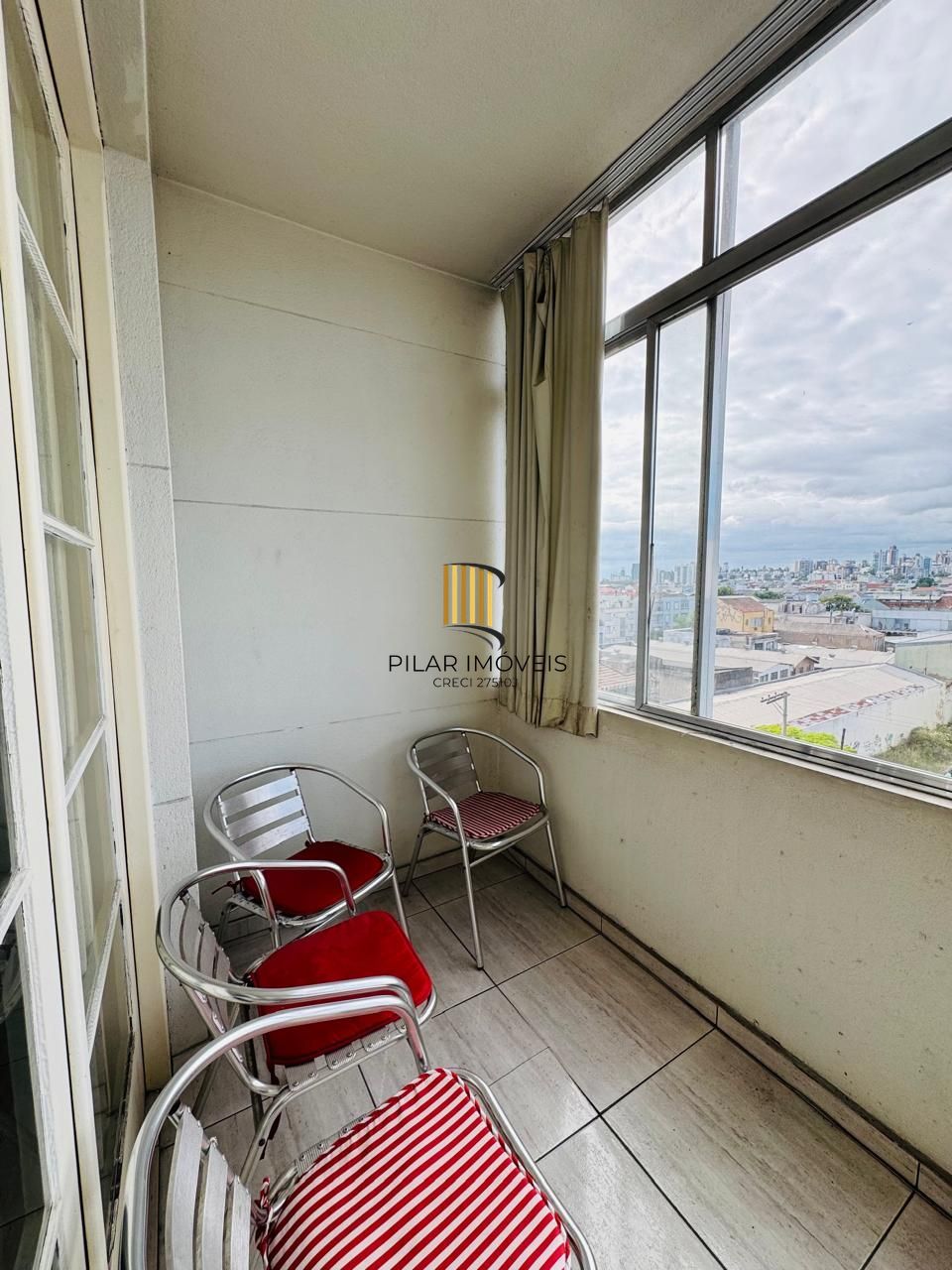 Apartamento Semimobiliado com 3 Dormitórios, 1 Suíte e Elevador