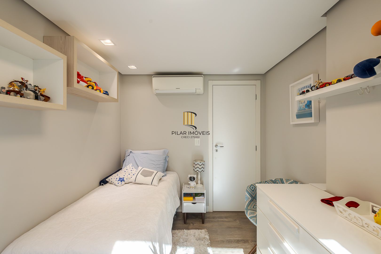 No Bairro Petrópolis 4 dormitórios, 2 suites, lareira e churrasqueira com 3 vagas