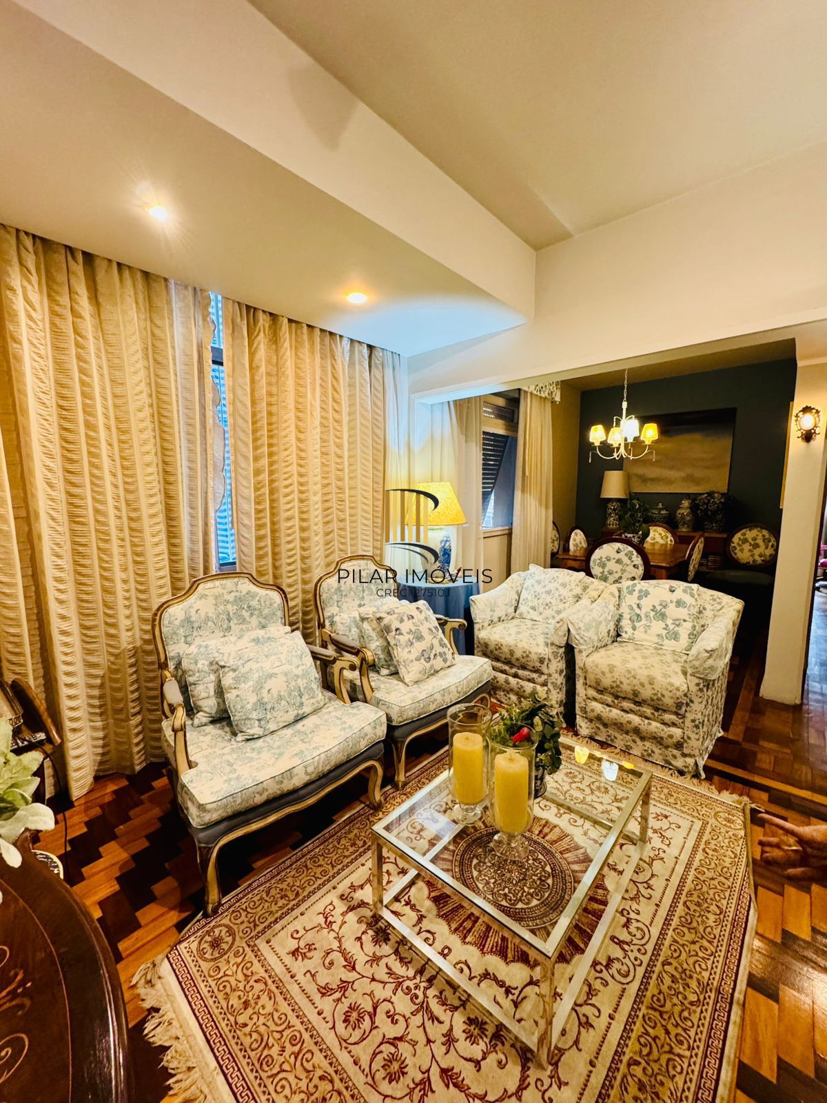 Bom Fim. Apartamento 3 dormitórios com living estendido.