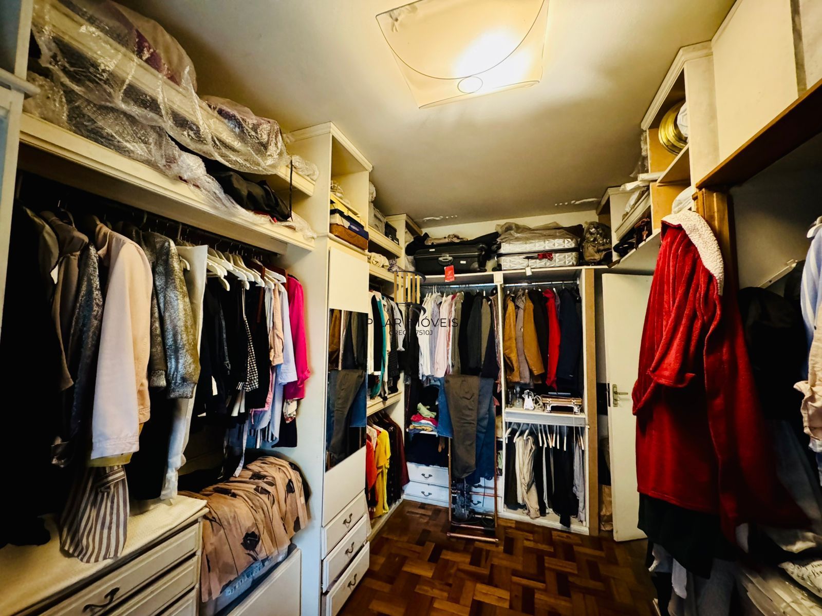 Bom Fim. Apartamento 3 dormitórios com living estendido.