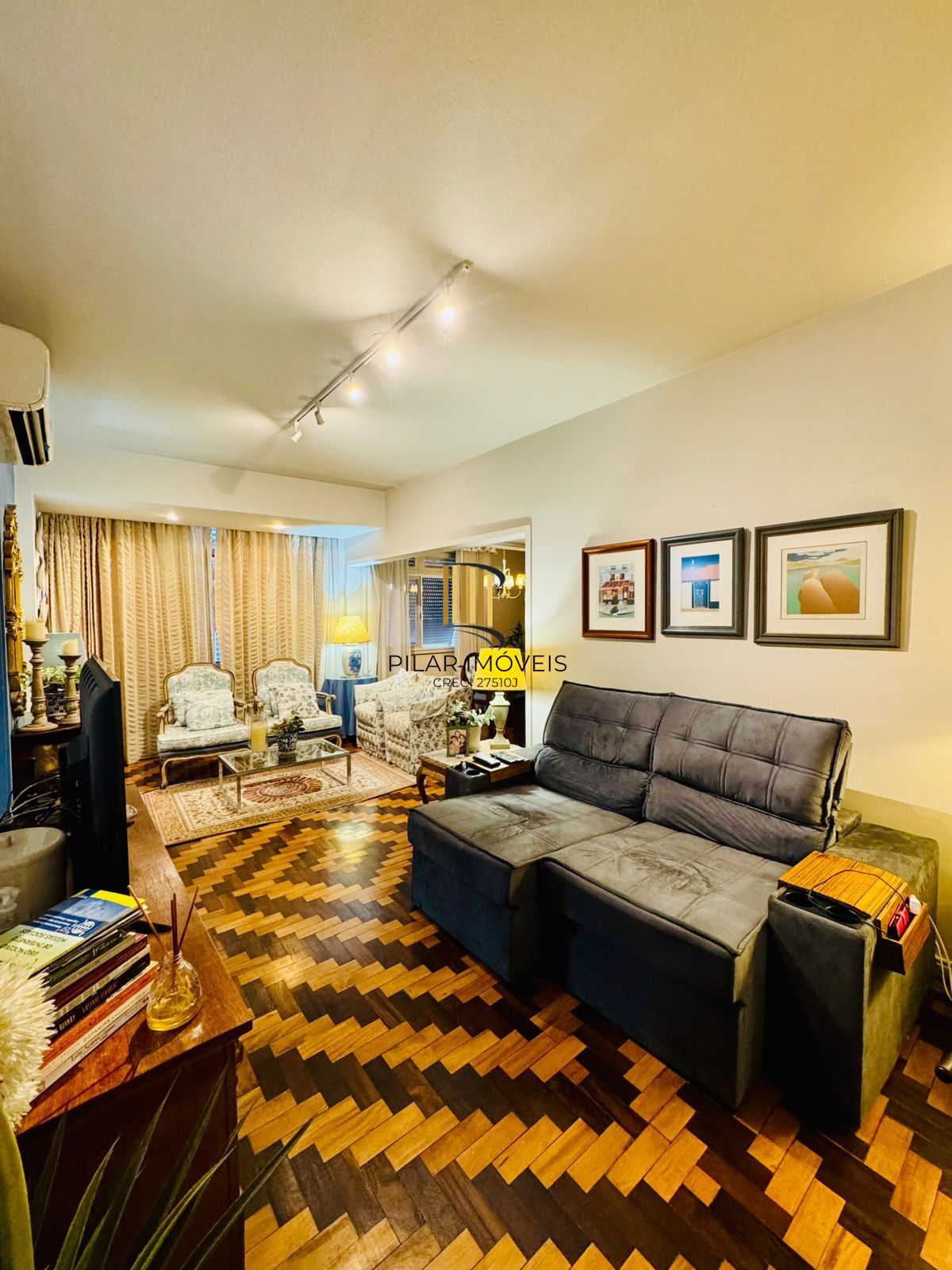 Bom Fim. Apartamento 3 dormitórios com living estendido.