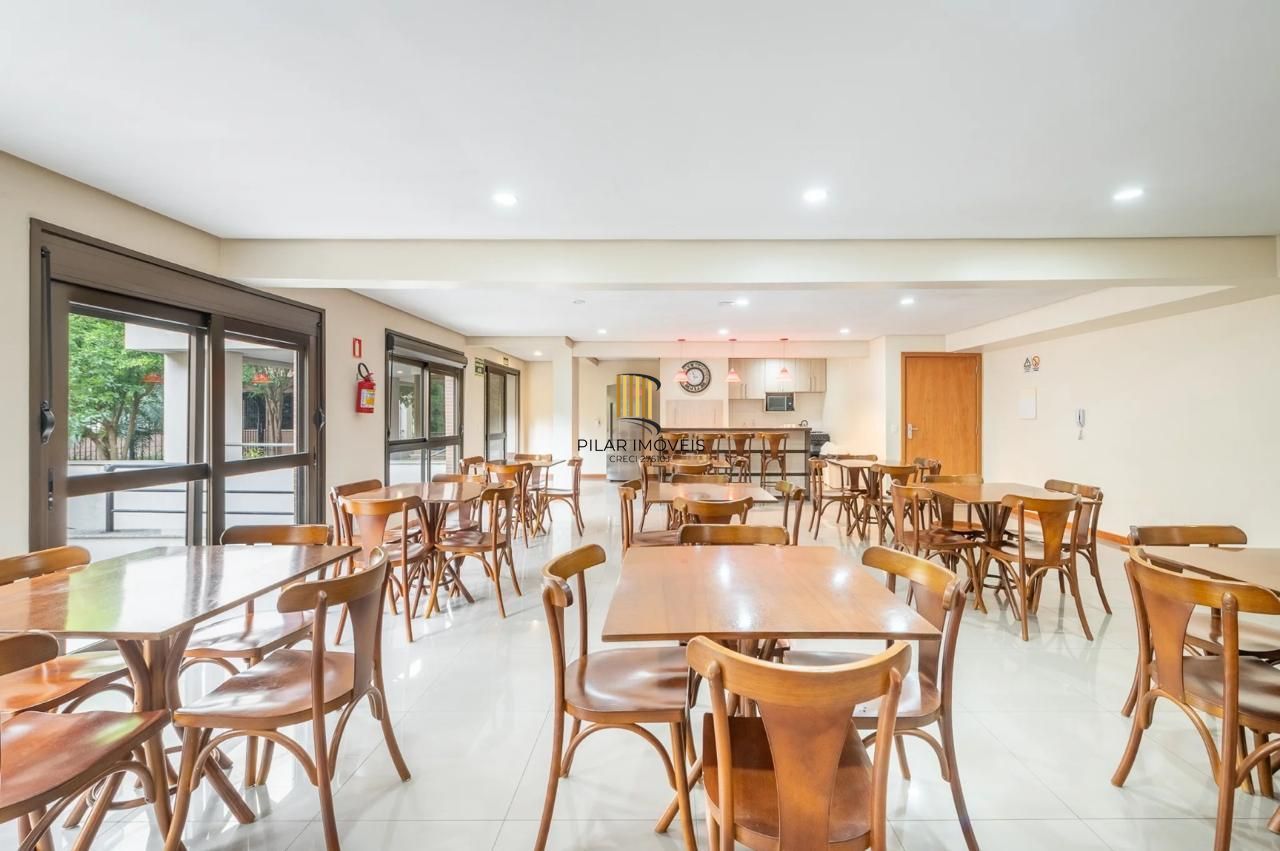 Apartamento de 2 dormitórios 1 suíte e 2 vagas no Petrópolis.