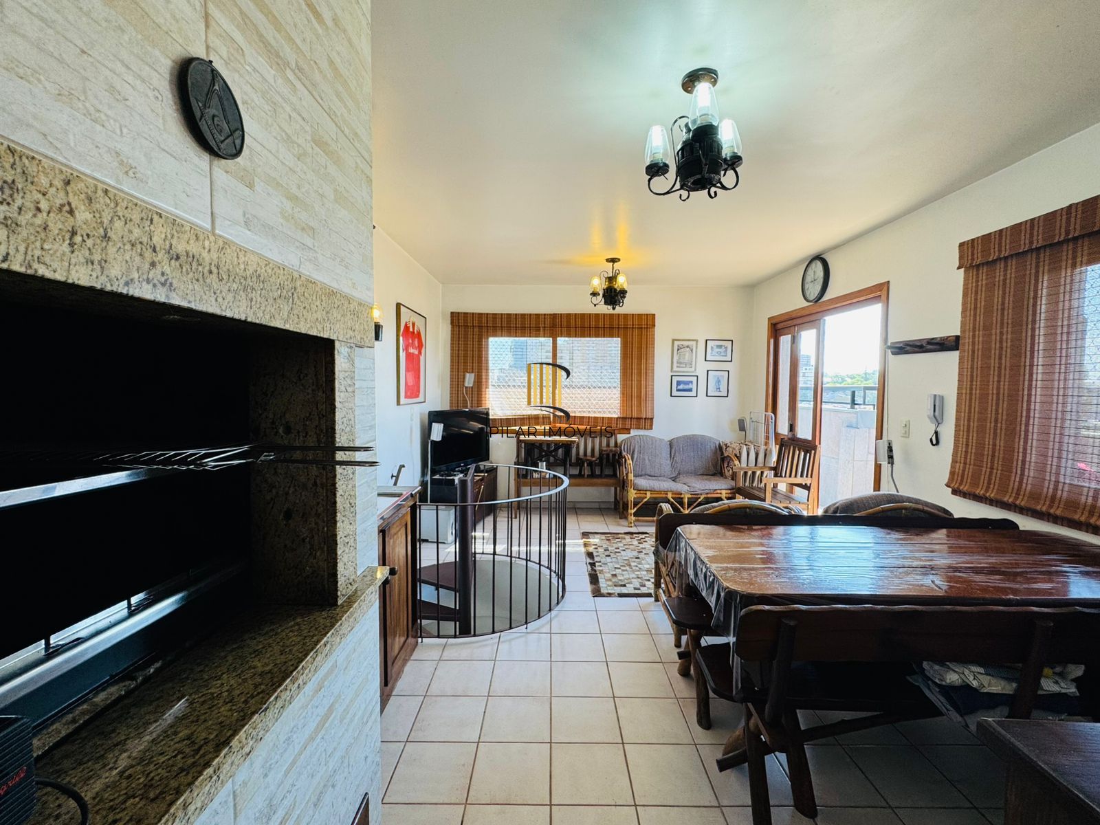 Cobertura com Terraço, Vista Livre e Porteira Fechada na Av. Protásio Alves