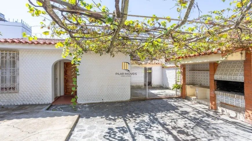 Casa Ampla com Pátio e Excelente Localização no Petrópolis