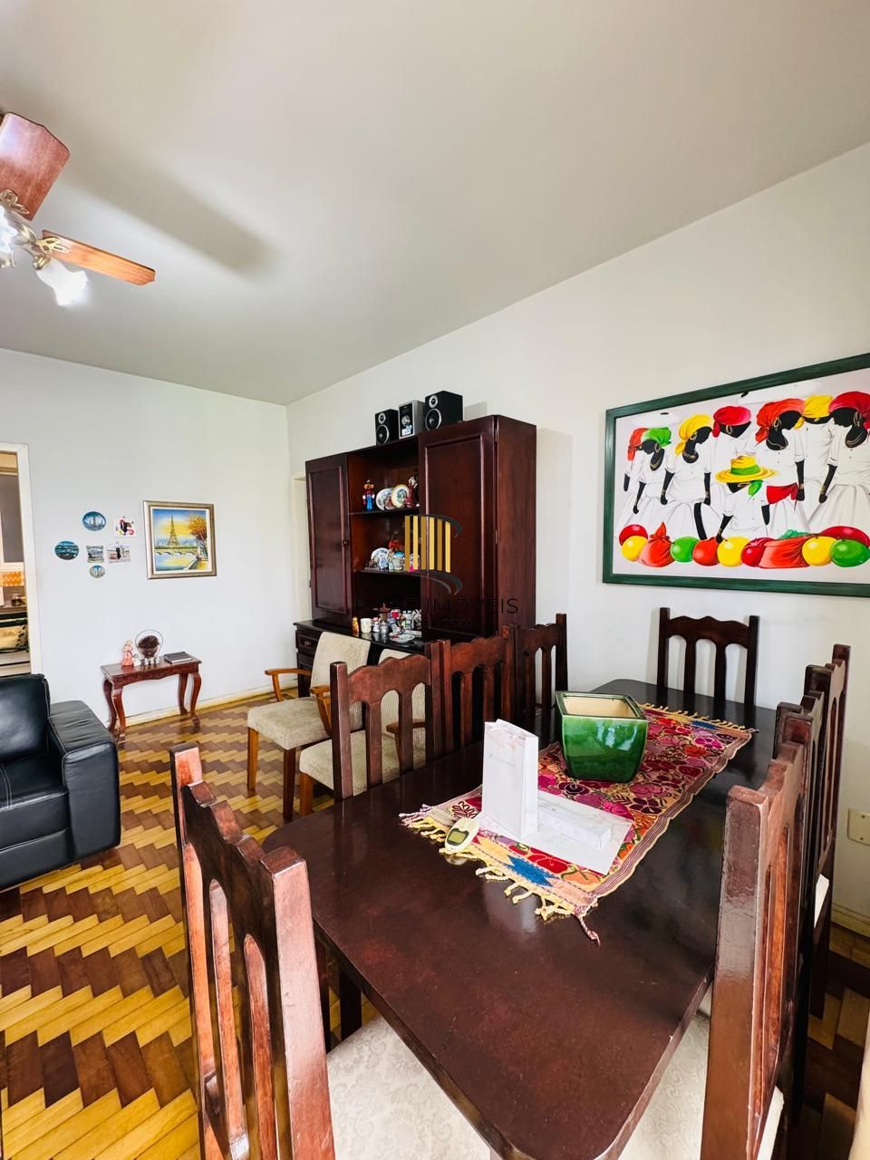 Apartamento Semimobiliado com 3 Dormitórios, 1 Suíte e Elevador