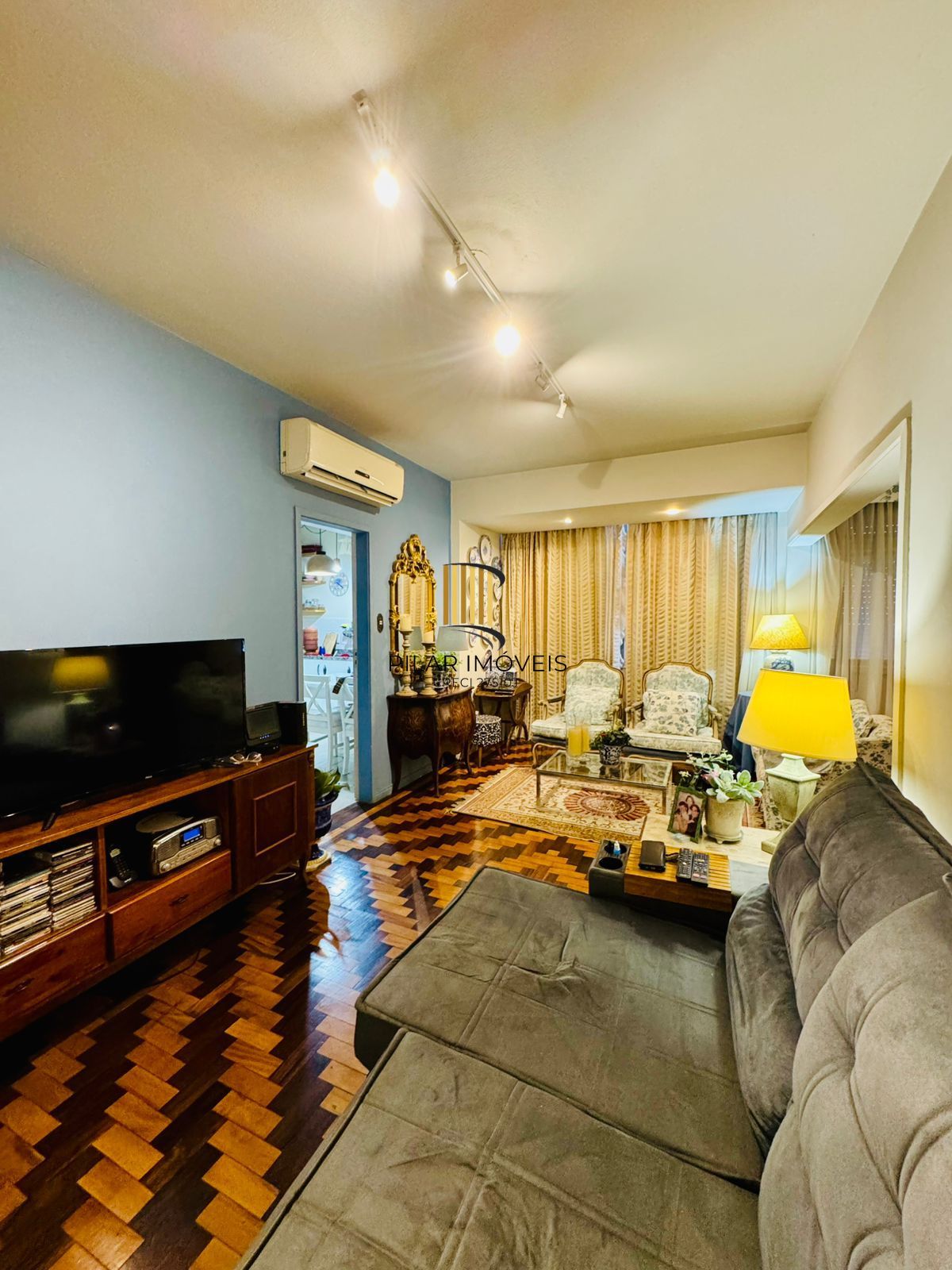 Bom Fim. Apartamento 3 dormitórios com living estendido.