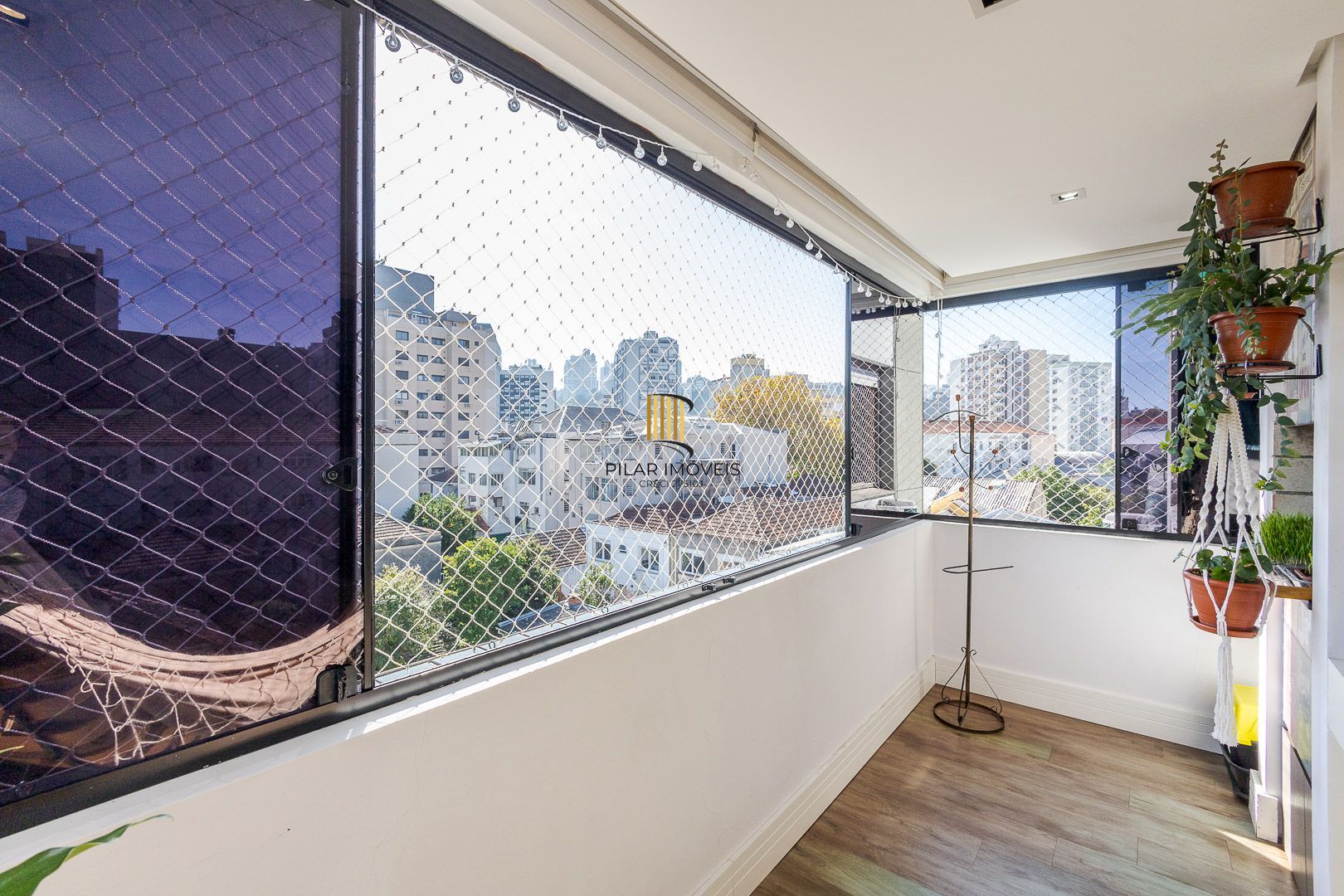 2 dormitórios com excelente localização e posiçã solar, junto ao Hospital de Clínicas