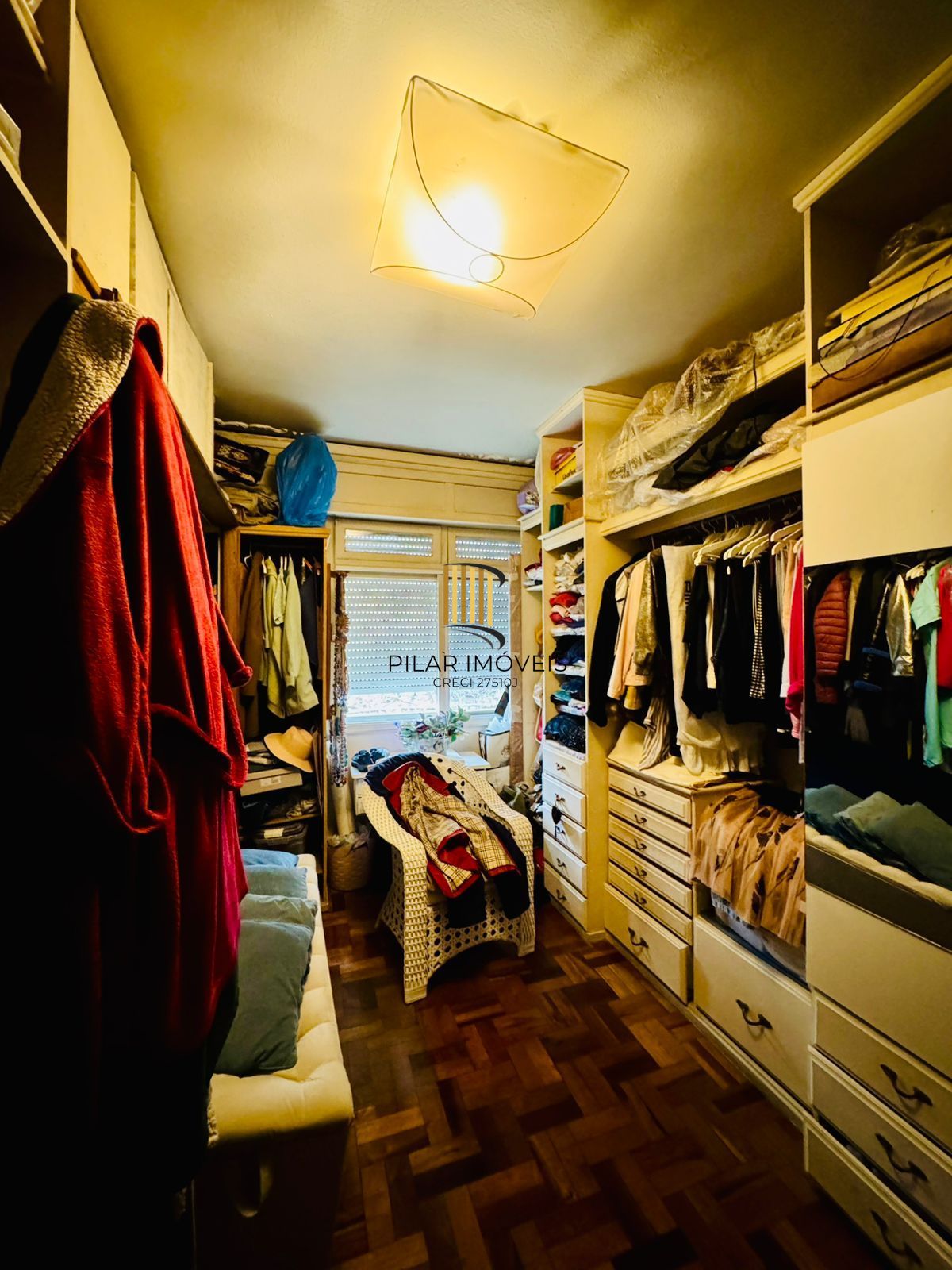 Bom Fim. Apartamento 3 dormitórios com living estendido.