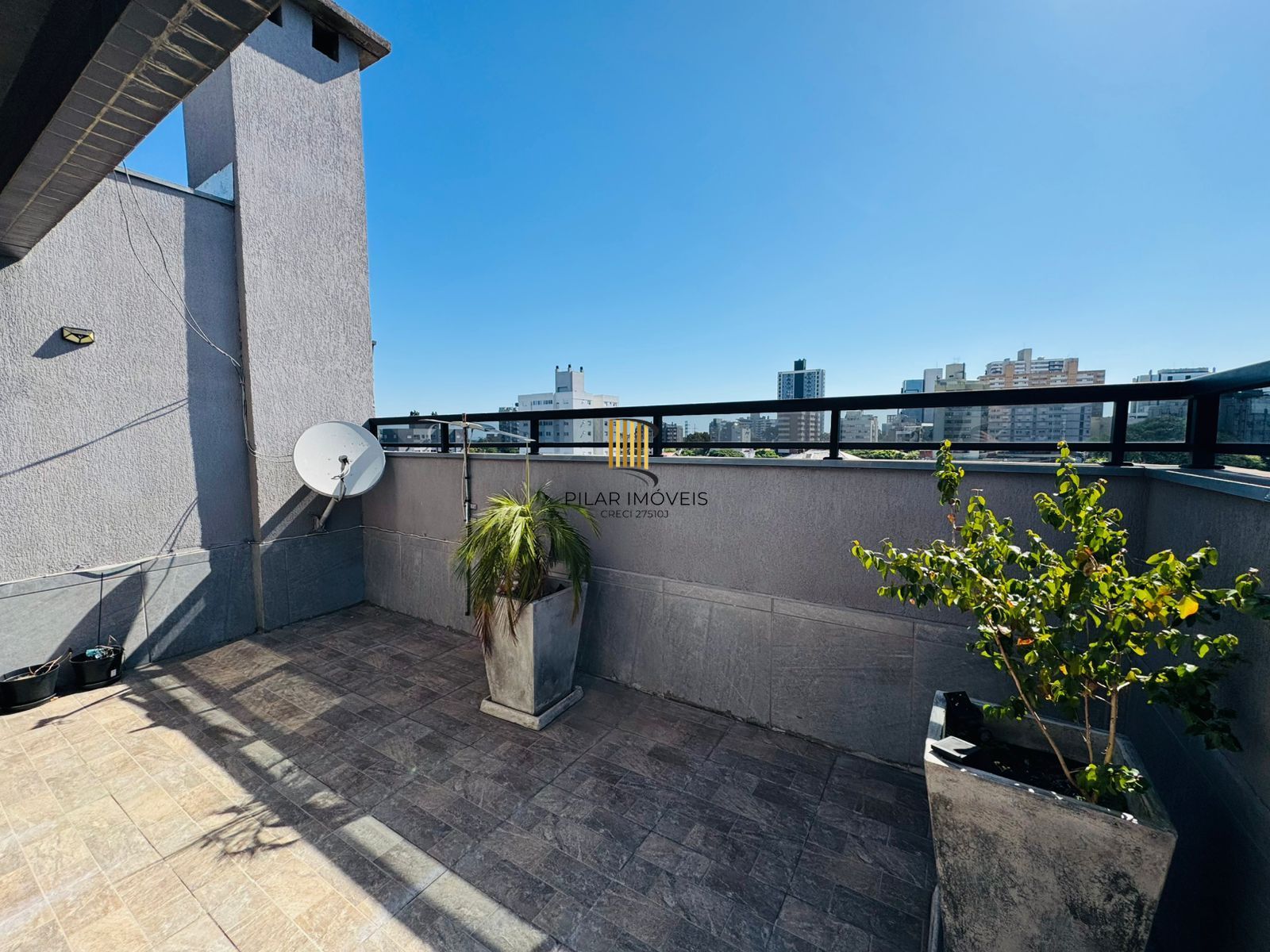 Cobertura com Terraço, Vista Livre e Porteira Fechada na Av. Protásio Alves