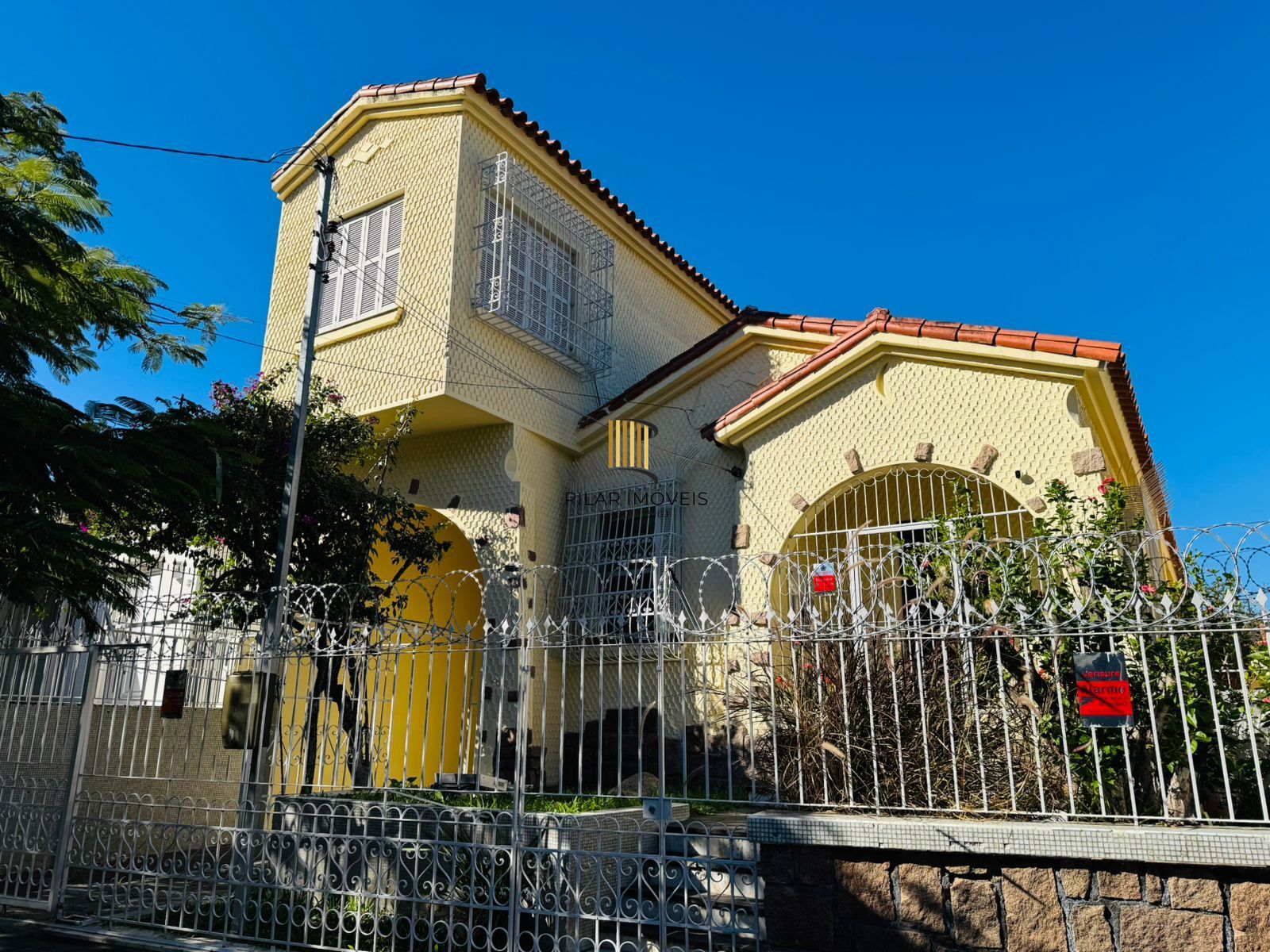 Casa Ampla com Pátio e Excelente Localização no Petrópolis - Pilar Imóveis