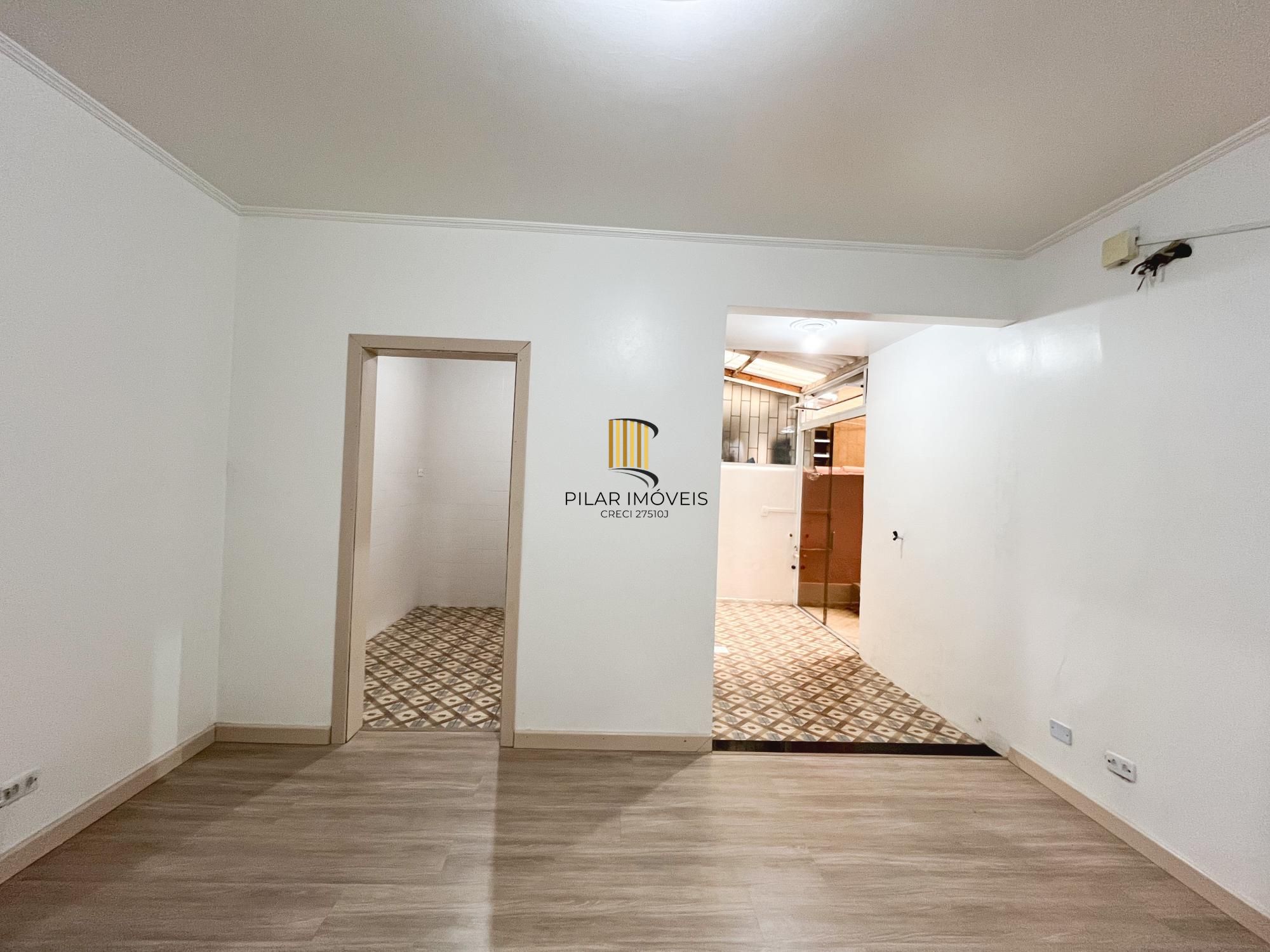 Apartamento 2 dormitórios com pátio no bairro Navegantes, em Porto Alegre.
