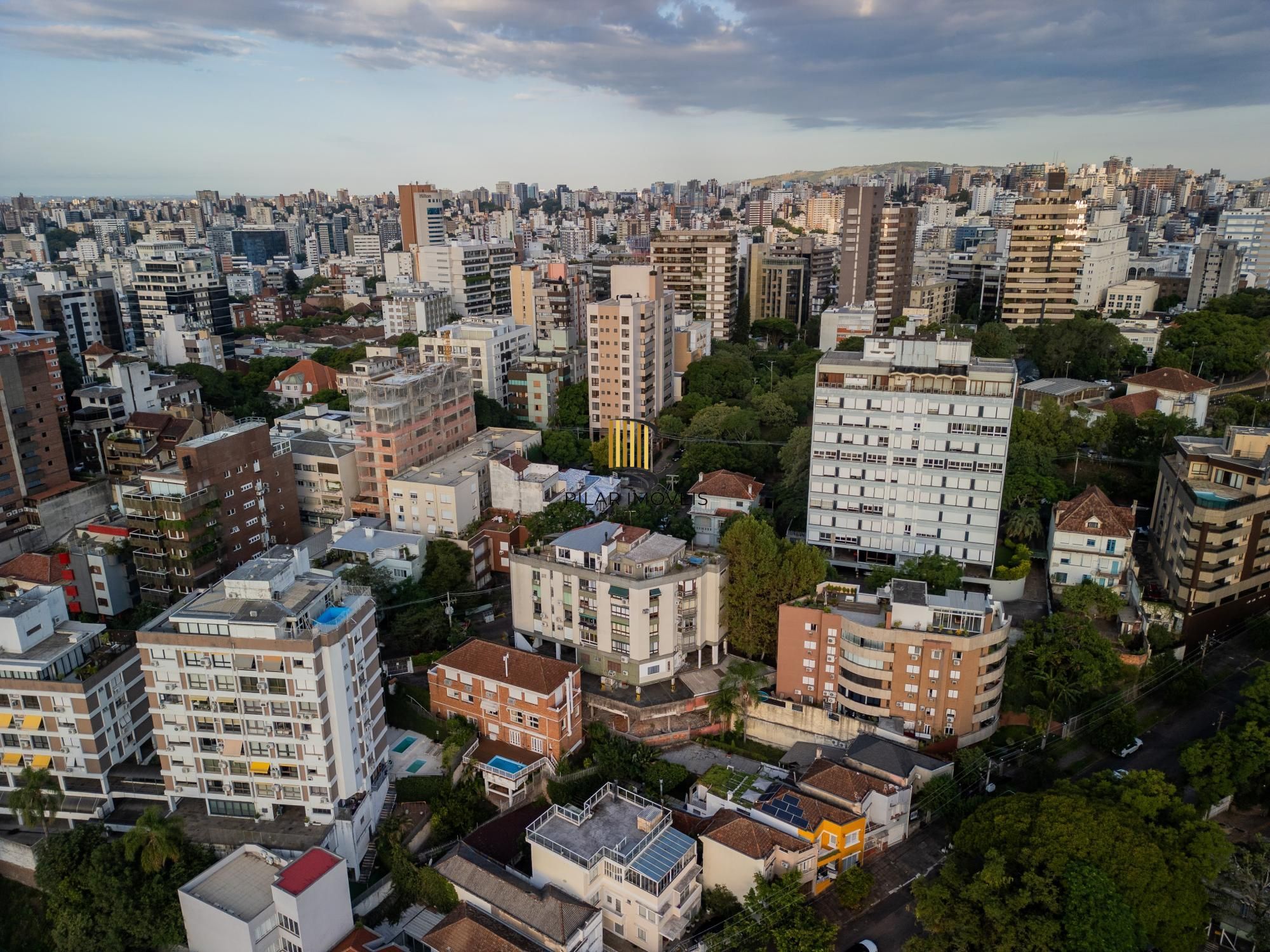 Apartamento com 3 suítes com vista e totalmente reforamdo no Moinhos de Vento