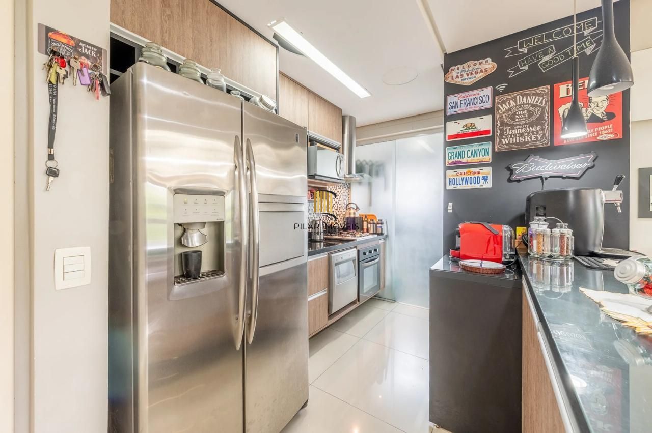 Apartamento de 2 dormitórios 1 suíte e 2 vagas no Petrópolis.