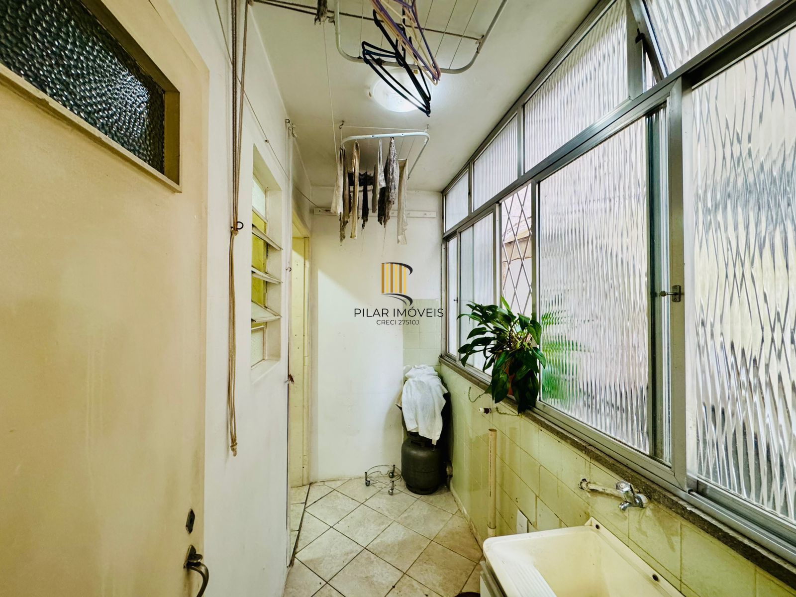 Bom Fim. Apartamento 3 dormitórios com living estendido.