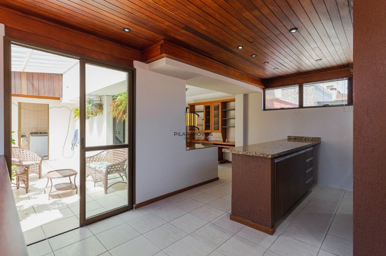 Cobertura charmosa com terraço e 2 vagas no Petrópolis